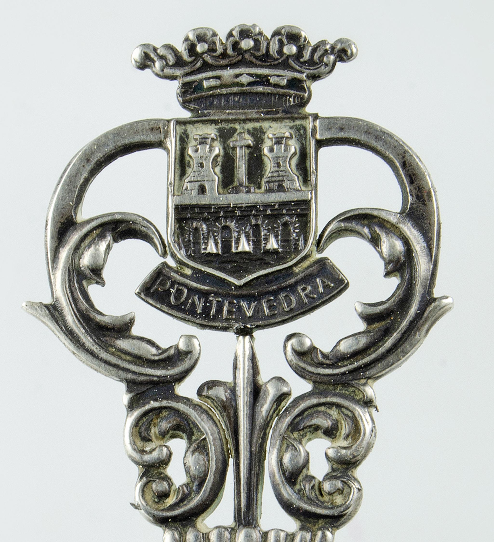 Calco Cucchiaio da souvenir araldico in argento della fine del XIX secolo con ciotola con moneta da 5 Pesetas, Spagna in vendita