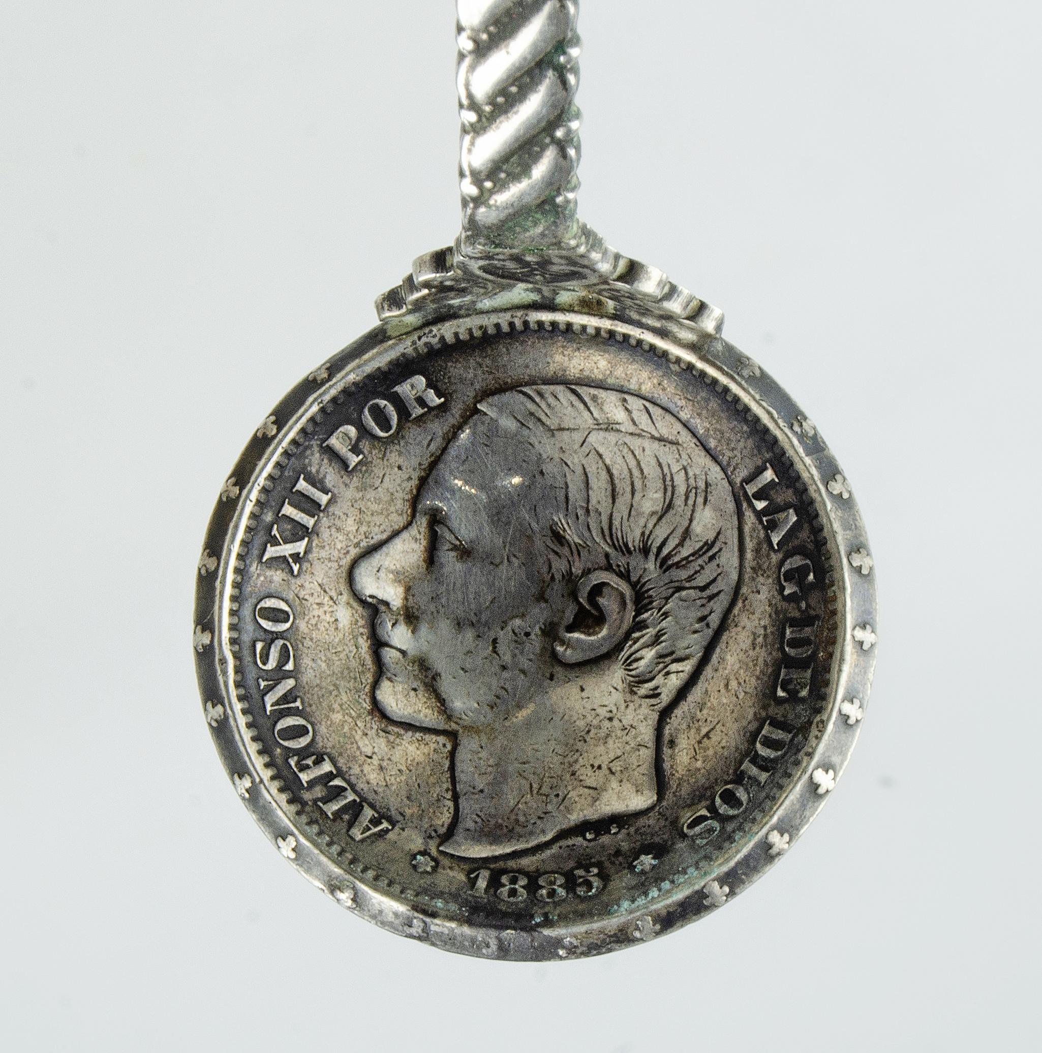 Metallo Cucchiaio da souvenir araldico in argento della fine del XIX secolo con ciotola con moneta da 5 Pesetas, Spagna in vendita
