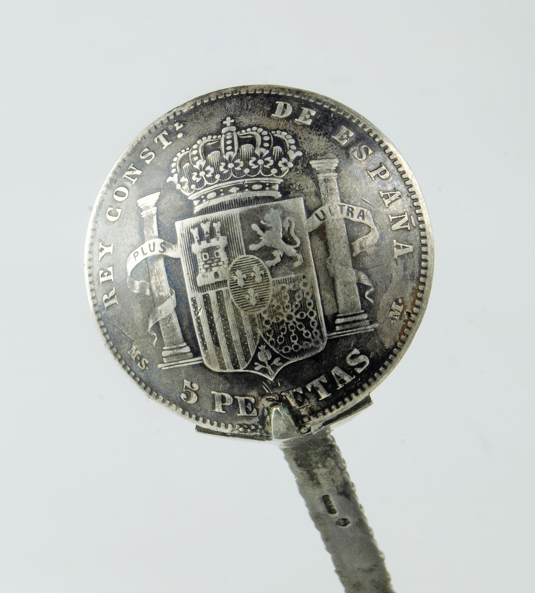Cucchiaio da souvenir araldico in argento della fine del XIX secolo con ciotola con moneta da 5 Pesetas, Spagna in vendita 1