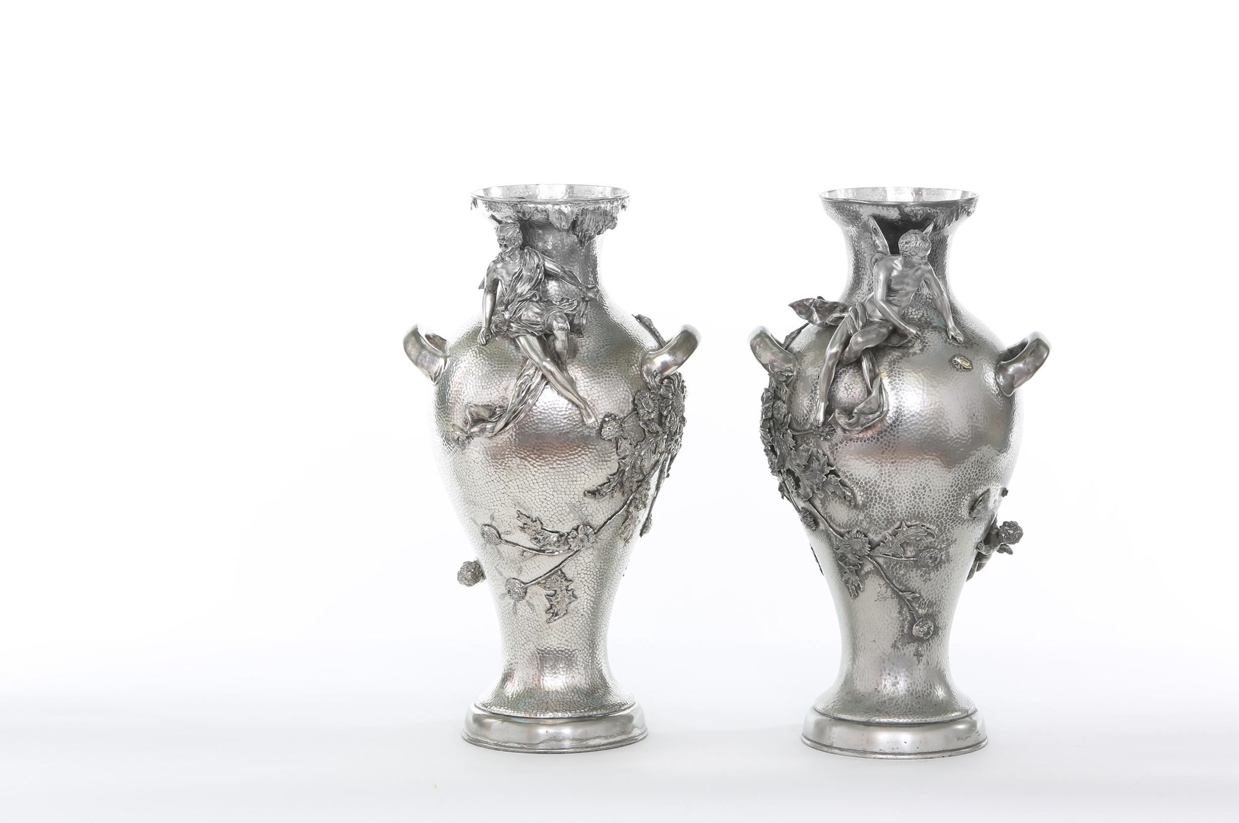 Versilberte Vasen / Urnen aus dem späten 19. Jahrhundert, Paar im Angebot 6