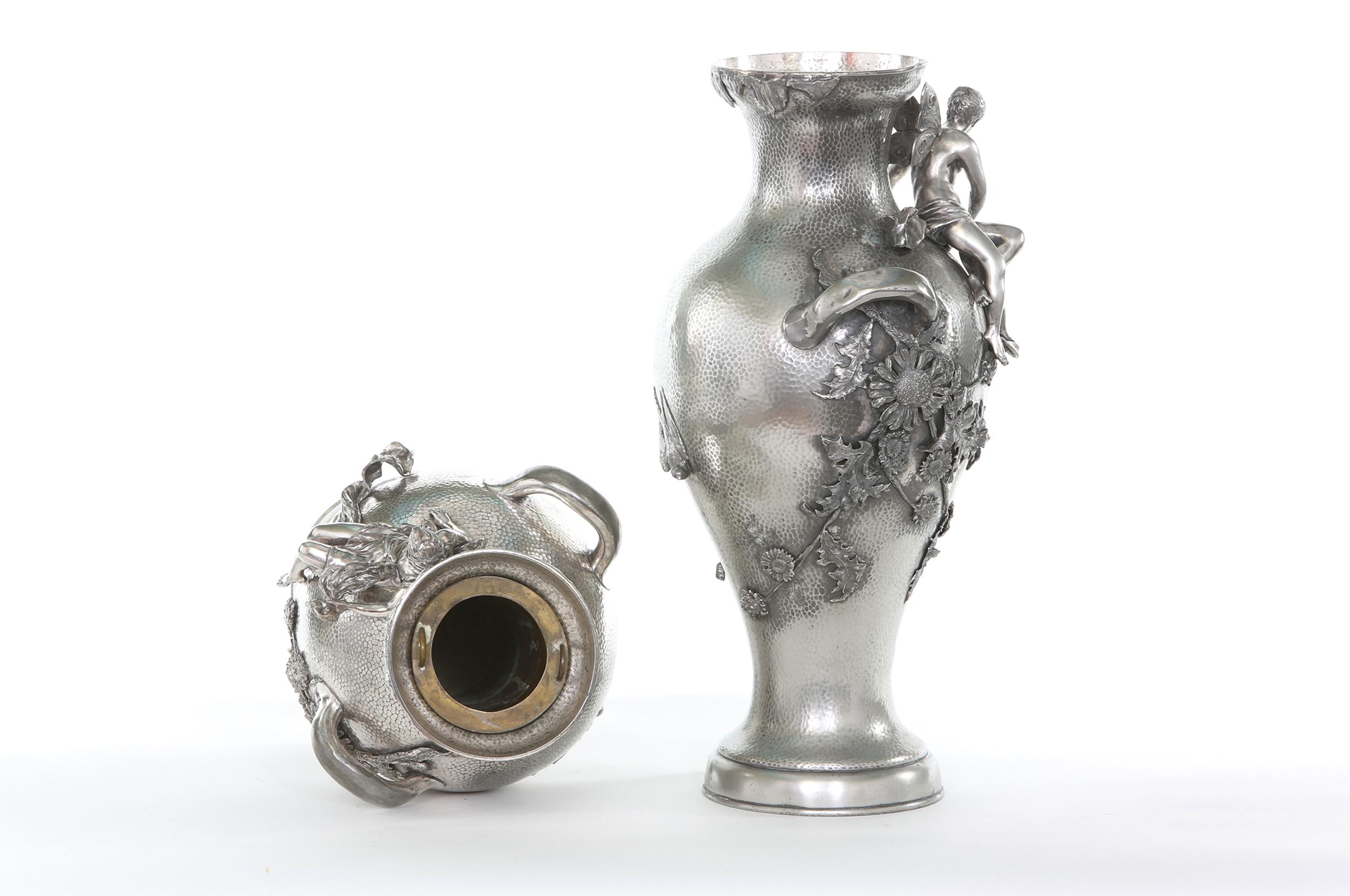 Martelé Paire de vases/urnes en métal argenté de la fin du XIXe siècle en vente