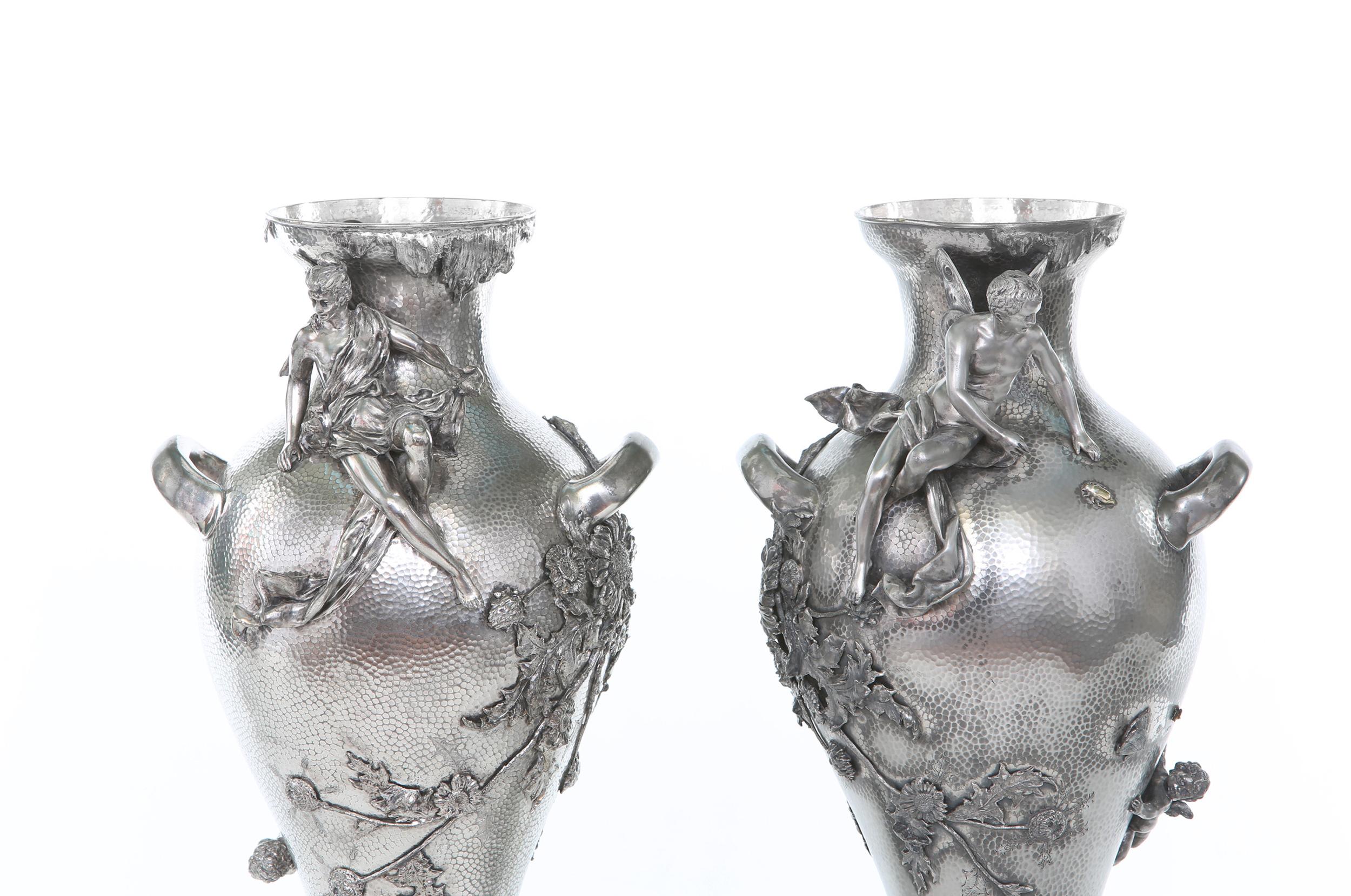 Paire de vases/urnes en métal argenté de la fin du XIXe siècle Bon état - En vente à Tarry Town, NY