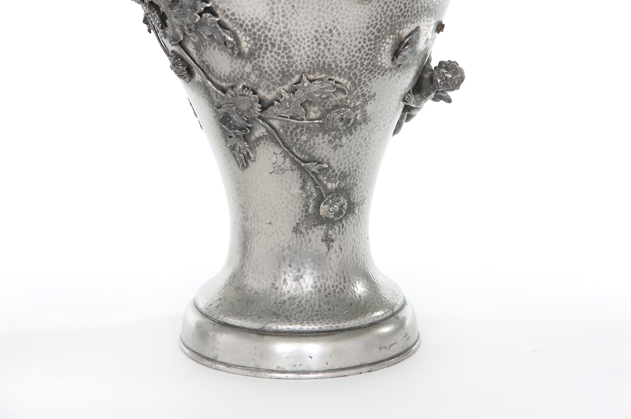 Plaqué argent Paire de vases/urnes en métal argenté de la fin du XIXe siècle en vente