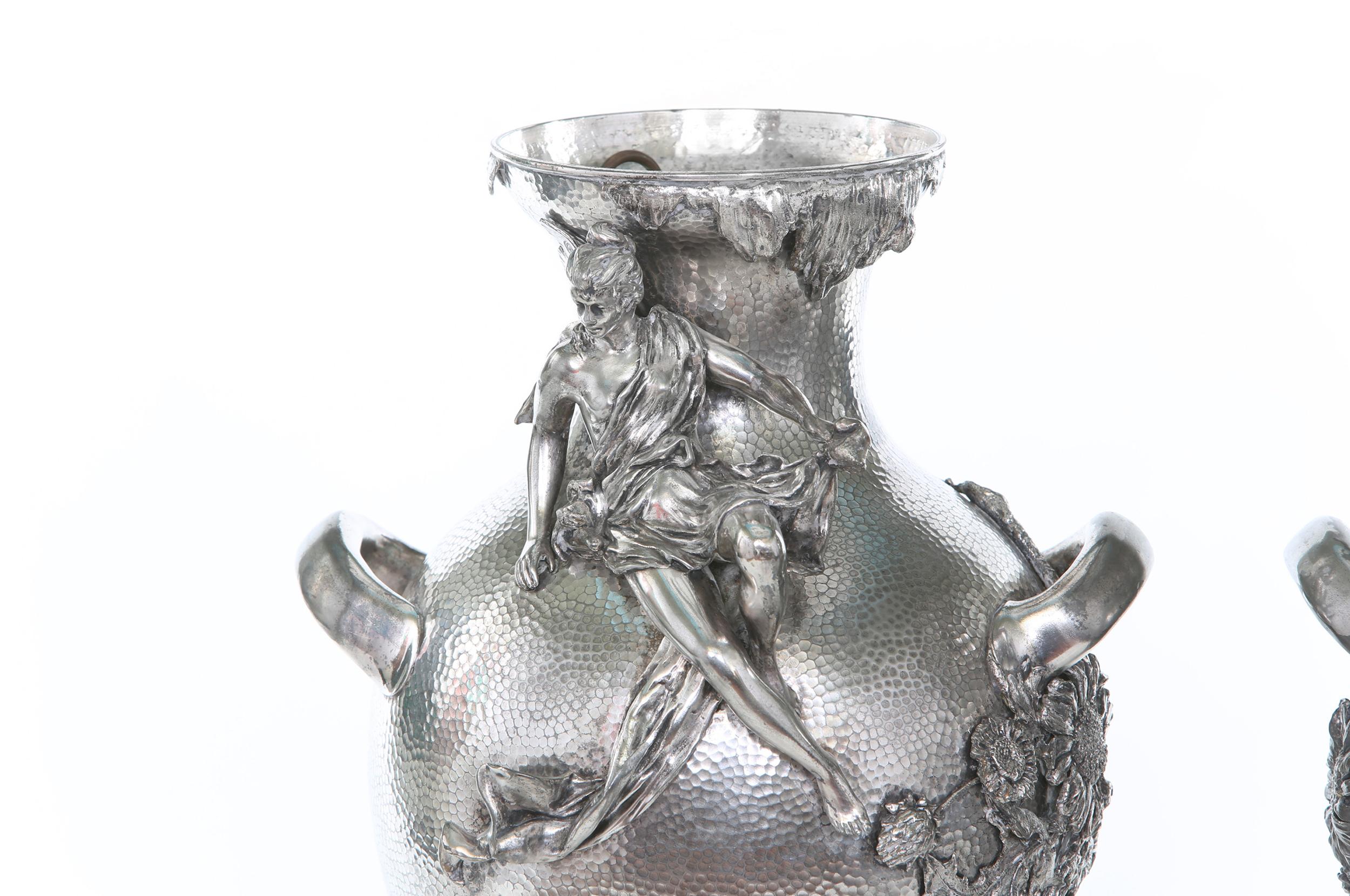 Paire de vases/urnes en métal argenté de la fin du XIXe siècle en vente 1