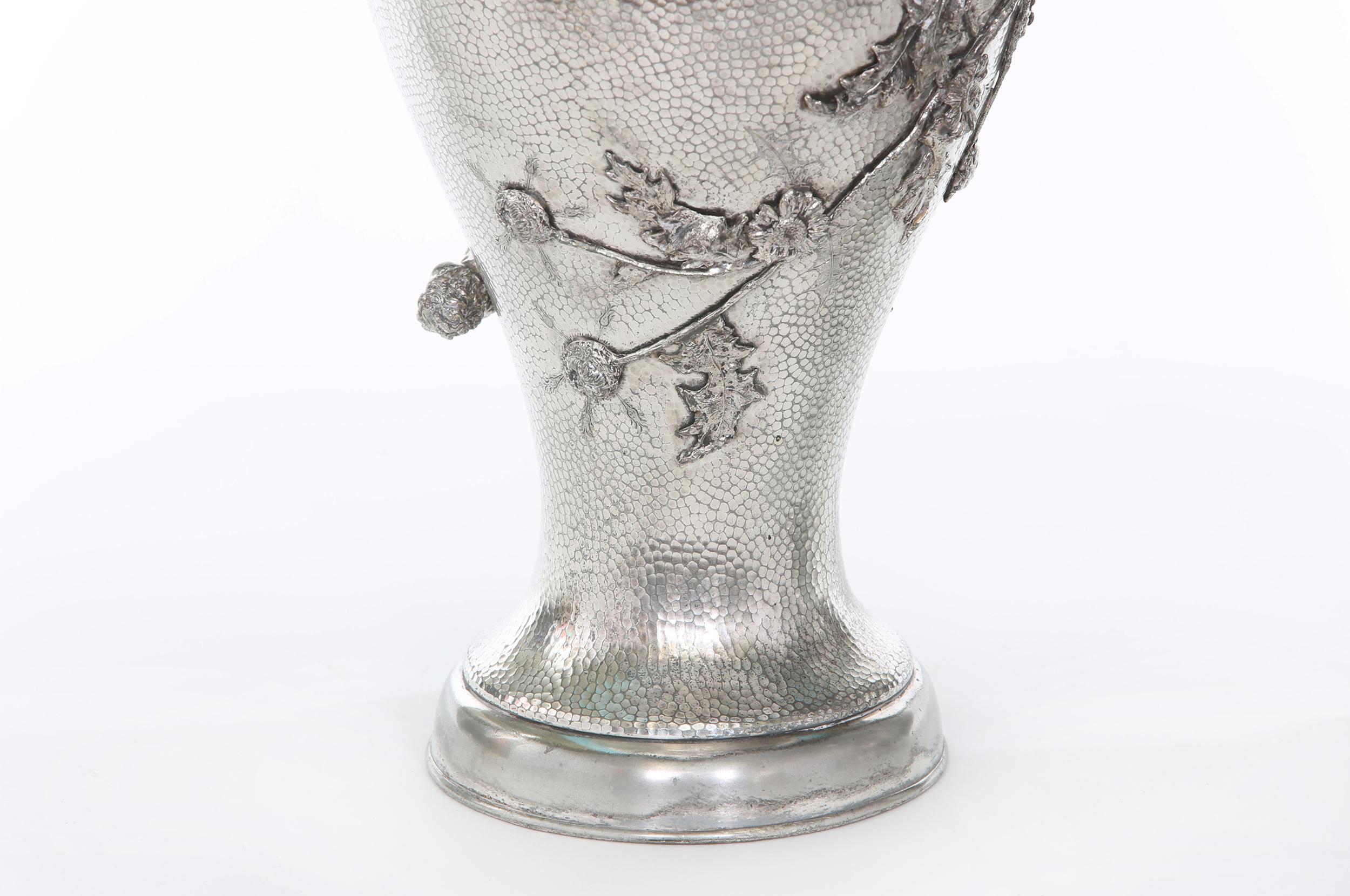 Versilberte Vasen / Urnen aus dem späten 19. Jahrhundert, Paar im Angebot 2