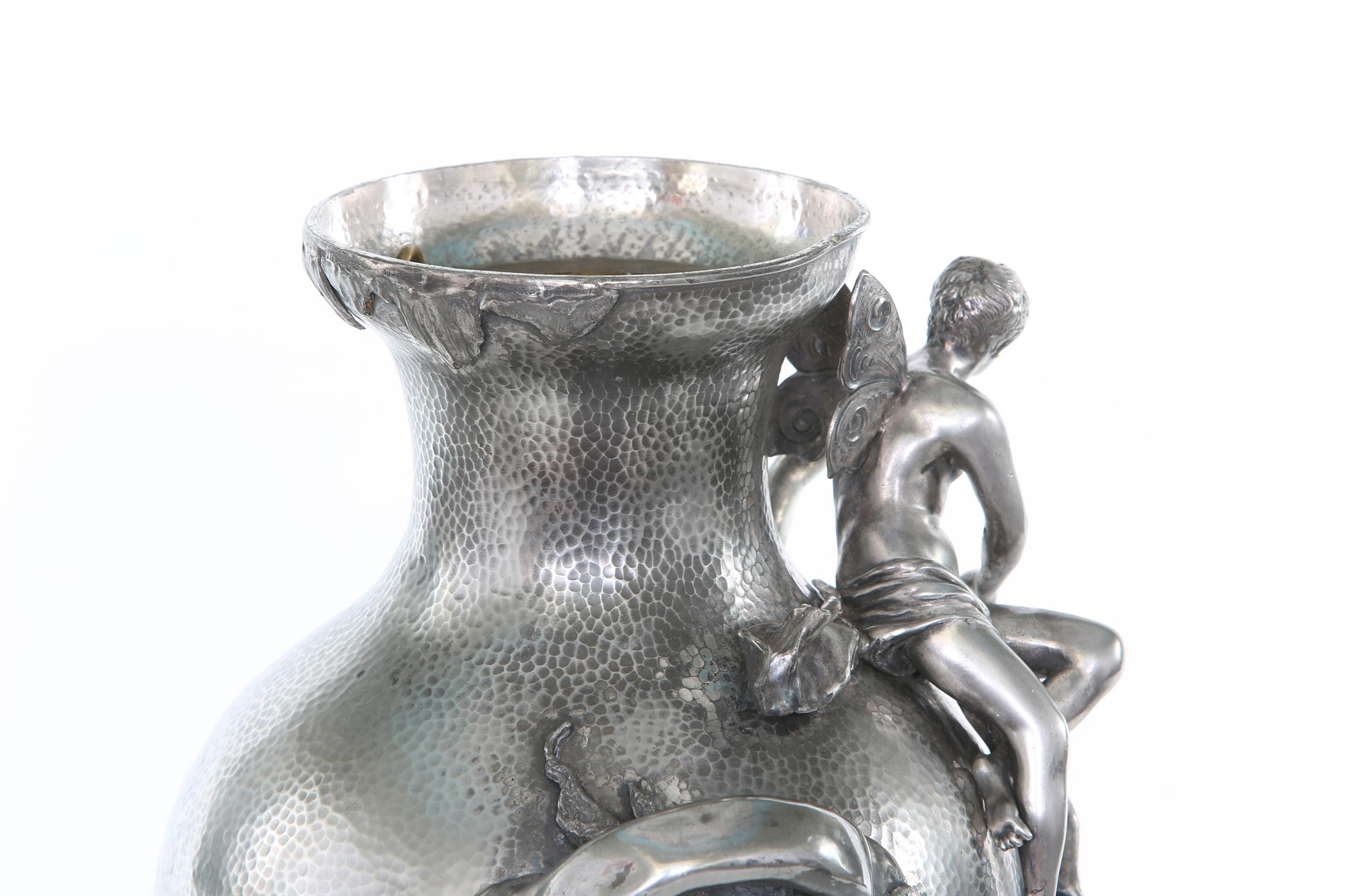Paire de vases/urnes en métal argenté de la fin du XIXe siècle en vente 3