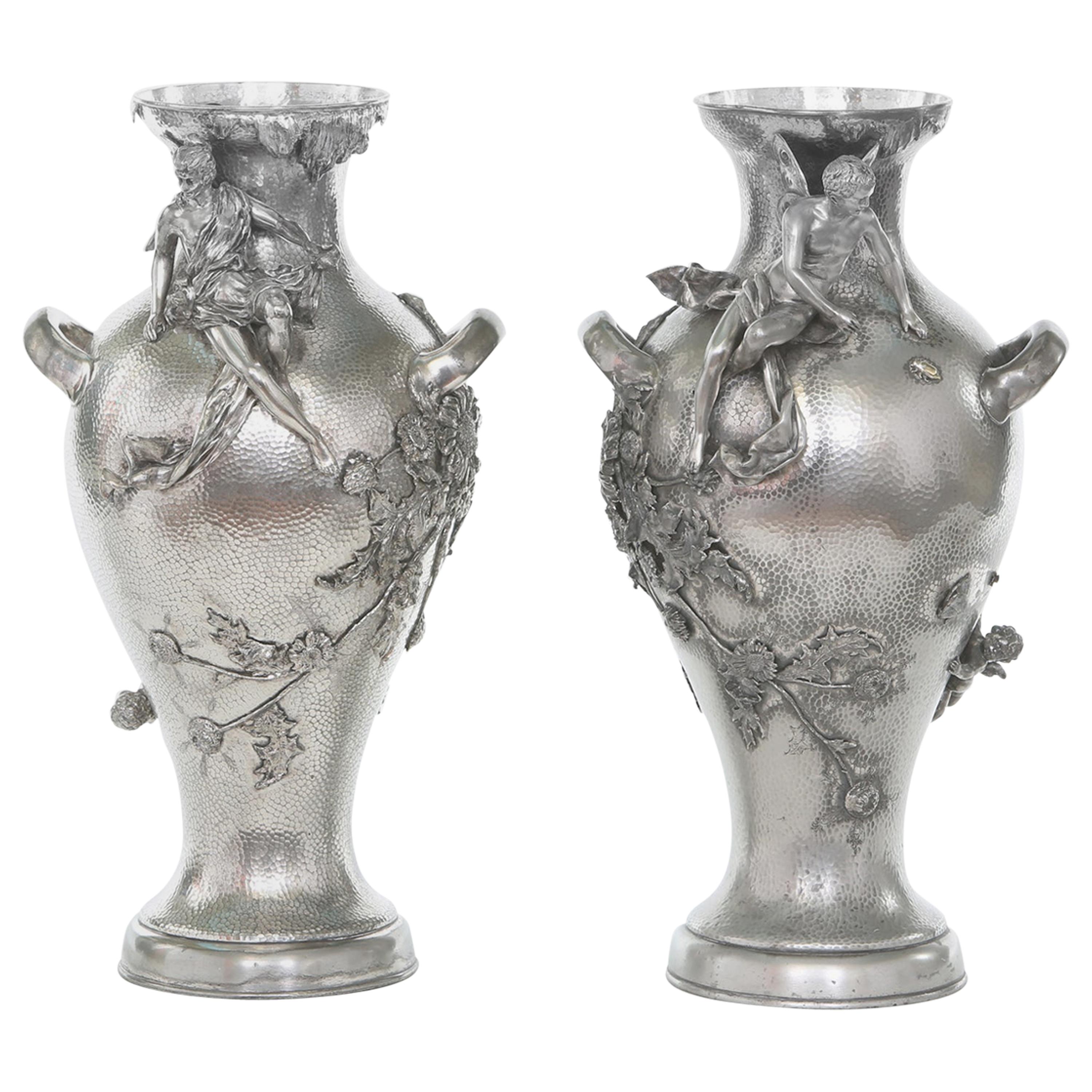 Paire de vases/urnes en métal argenté de la fin du XIXe siècle en vente
