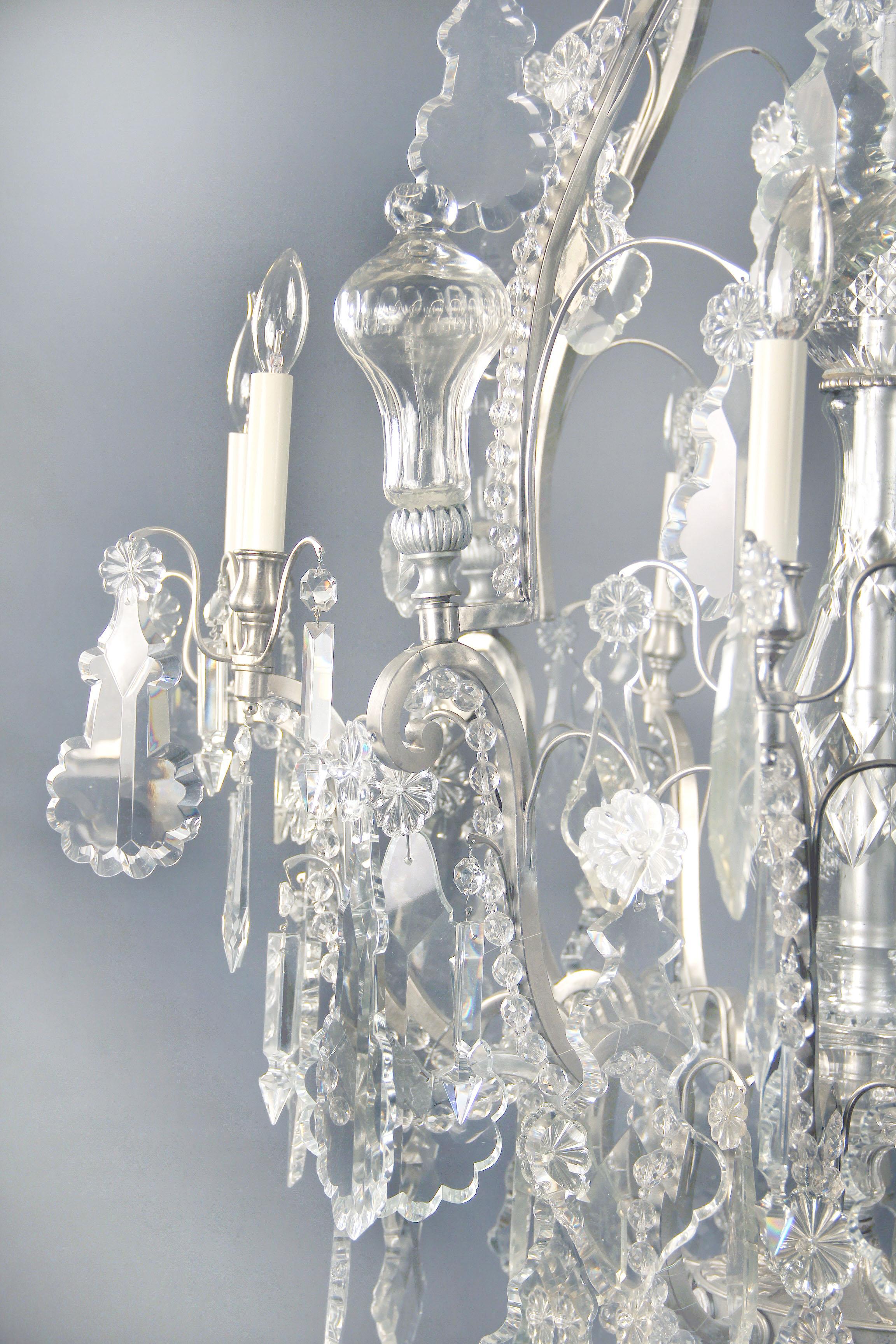 Français Lustre à huit lumières en bronze argenté et cristal de la fin du XIXe siècle en vente