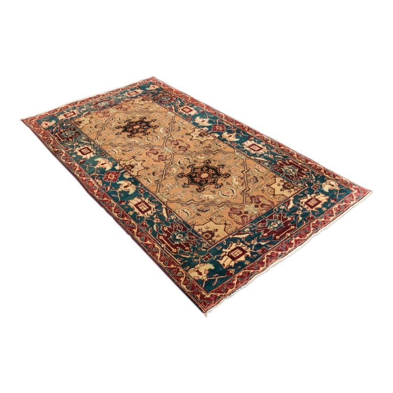 Rug belonging to India, in particular it is a rug Agra of the late 19th century, small format and in green colors and earth.
- Rug made in the craft workshops that existed where rugs were made for the English market of the time.
- That is why this
