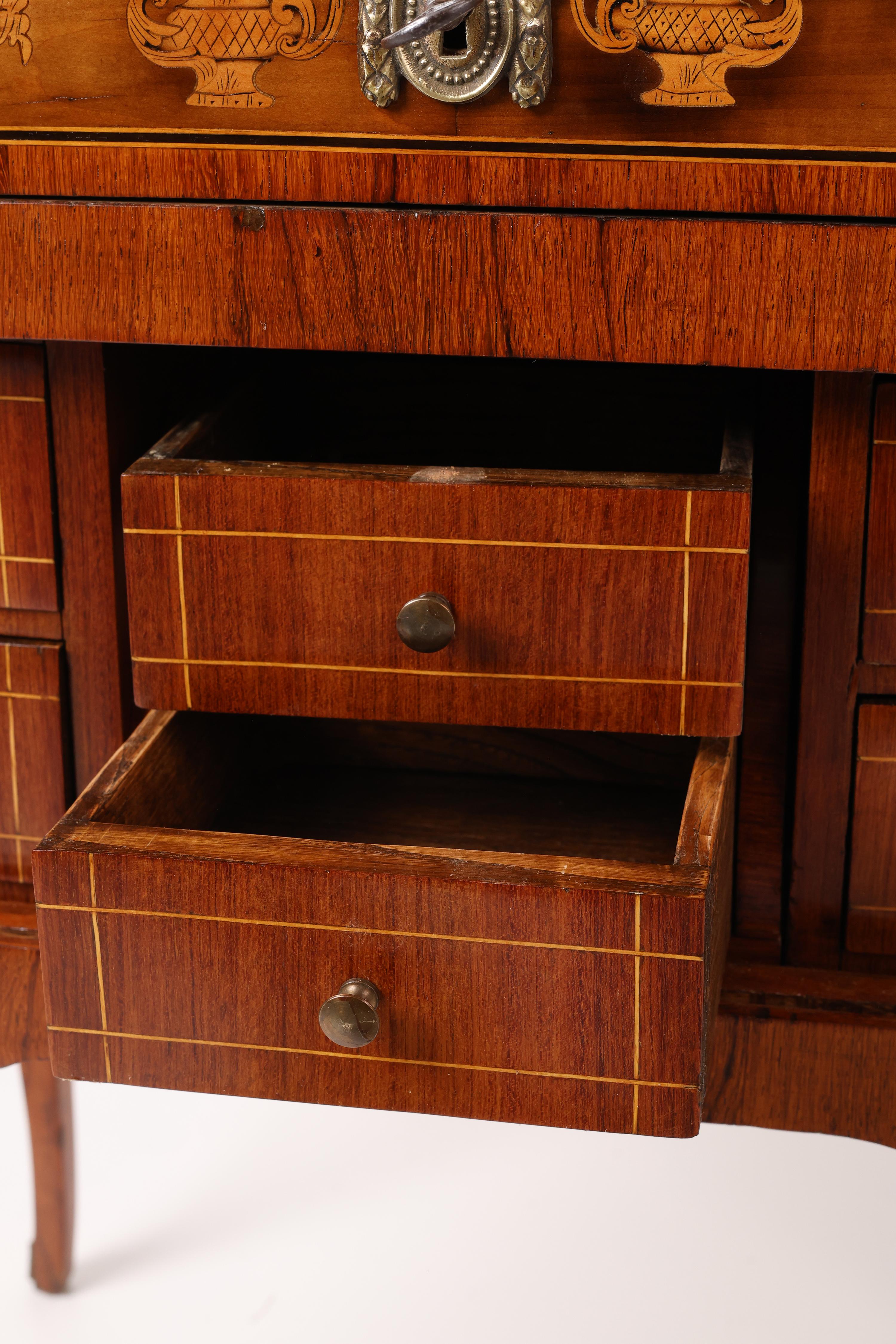 Late 19th Century Small Ladies’ Writing Desk In Good Condition For Sale In Stahnsdorf, DE