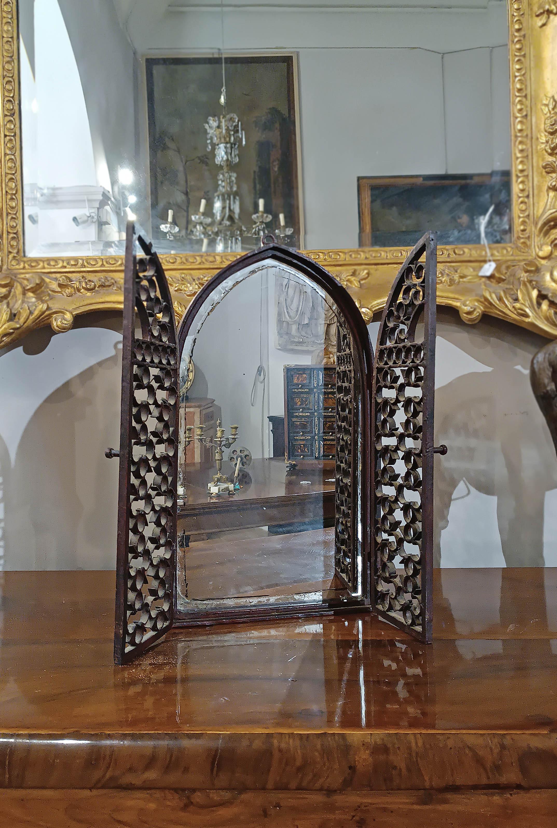 Neogotico LATE 19th CENTURY SMALL MIRROR IN NEO GOTHIC STYLE in vendita