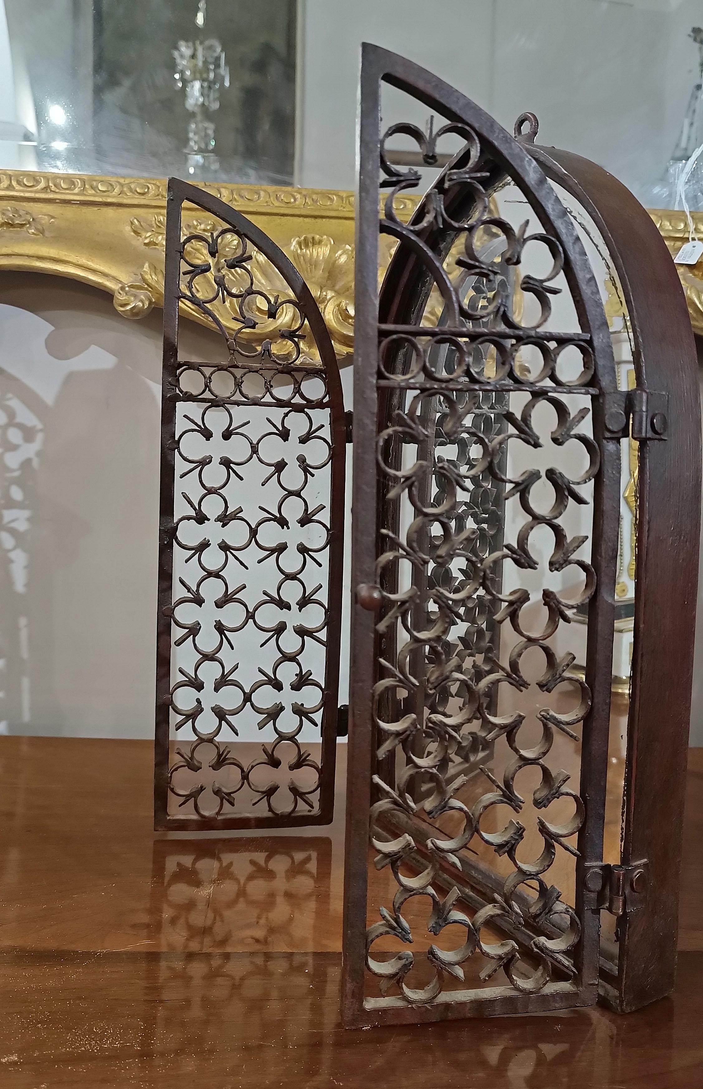 LATE 19th CENTURY SMALL MIRROR IN NEO GOTHIC STYLE In condizioni buone in vendita a Firenze, FI