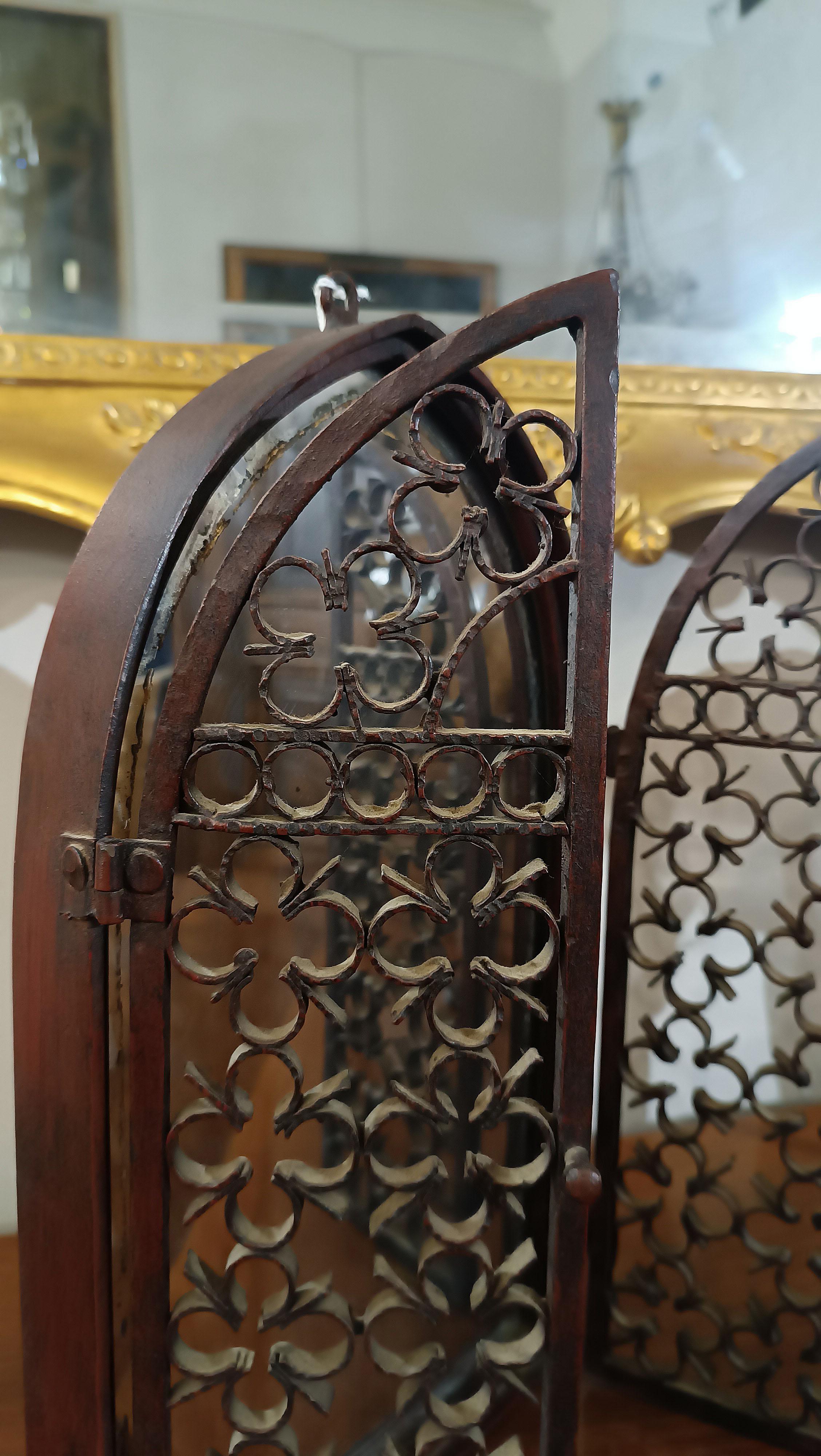 19th Century LATE 19th CENTURY SMALL MIRROR IN NEO GOTHIC STYLE in vendita
