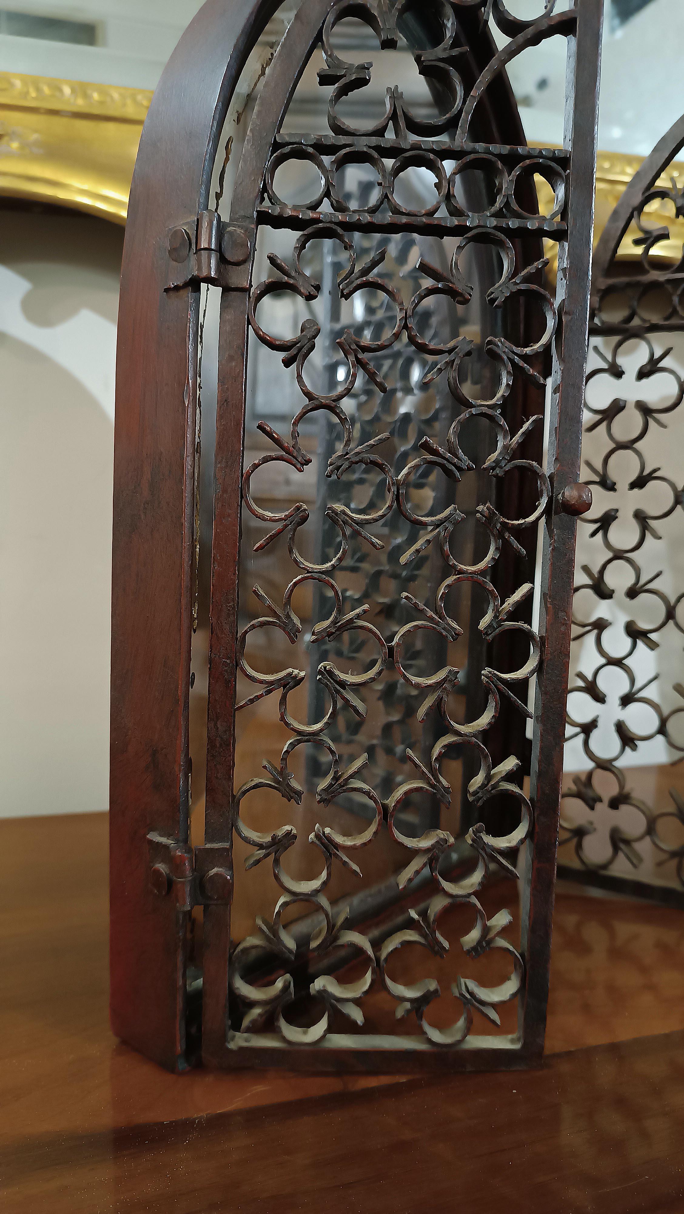 Specchio LATE 19th CENTURY SMALL MIRROR IN NEO GOTHIC STYLE in vendita
