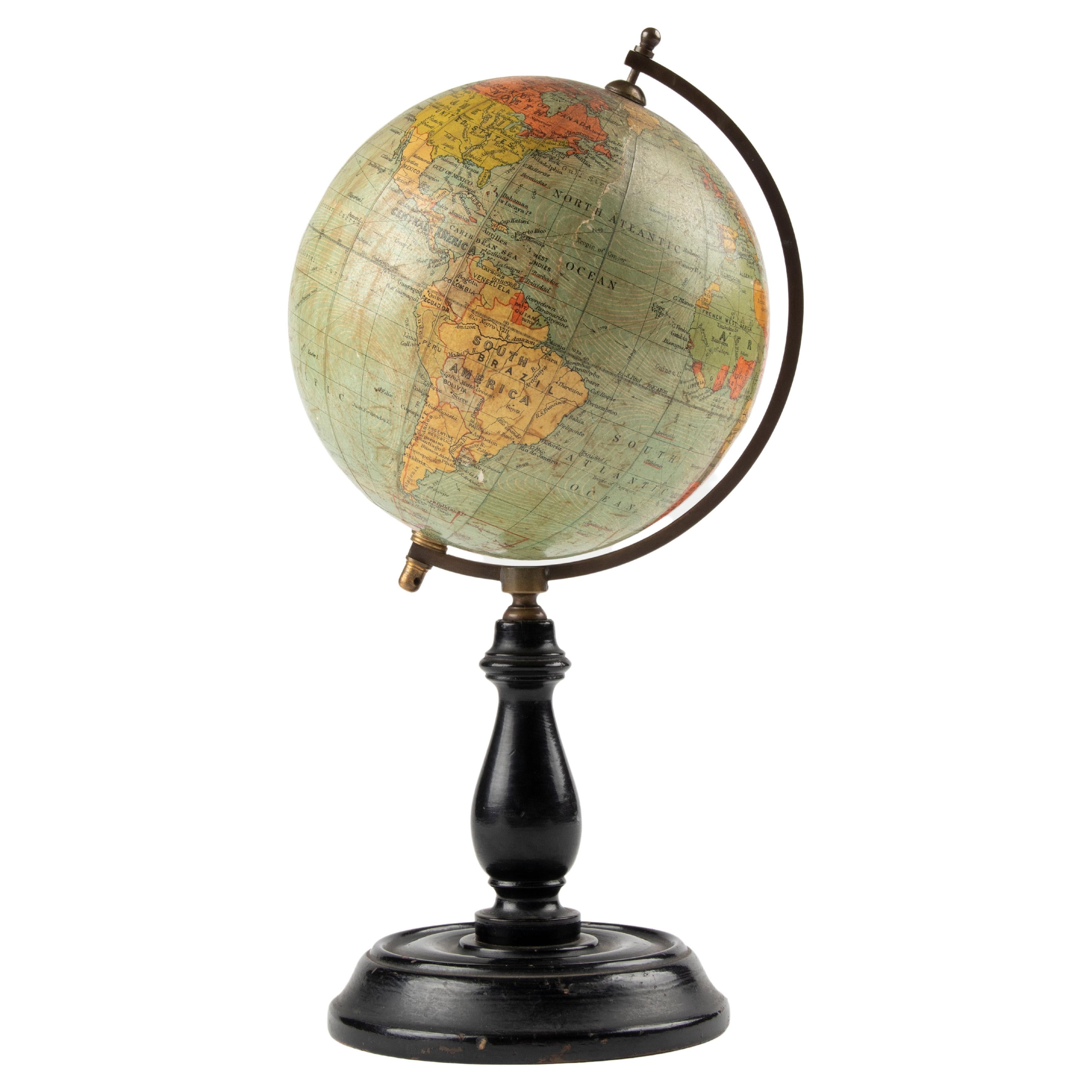 Globe de petite taille de la fin du XIXe siècle édité par Philips Terrestrial London