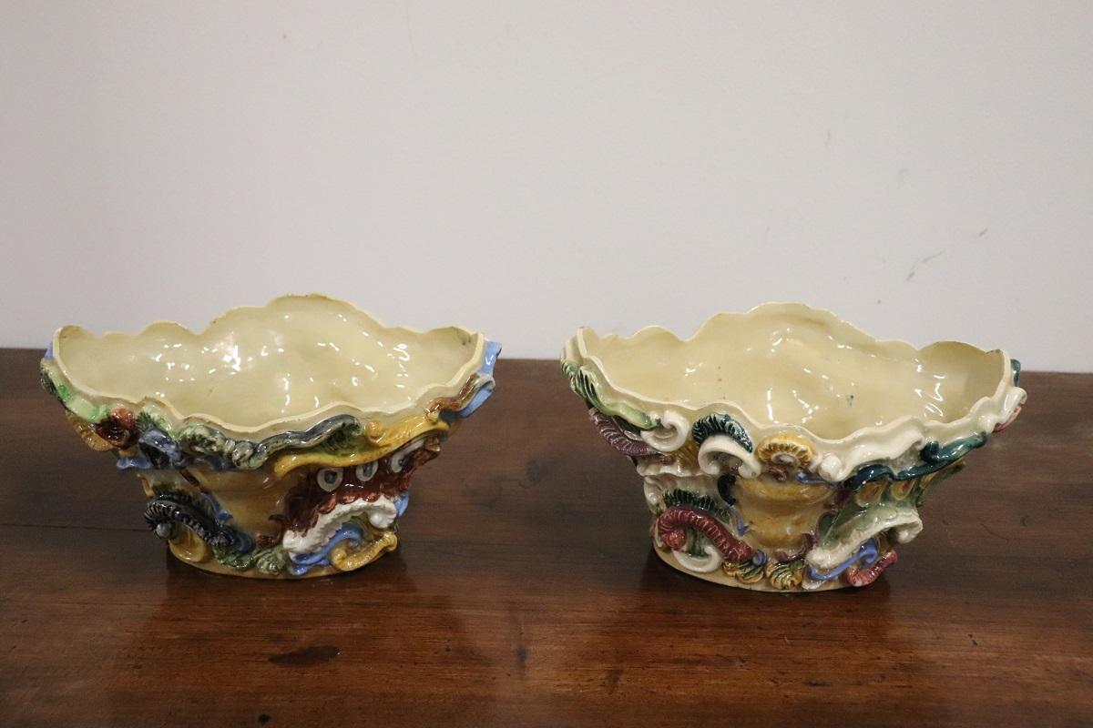 Fin du 19e siècle South Antiques Majolique Deux étagères avec vase en vente 9