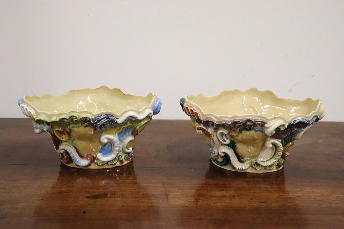 Fin du 19e siècle South Antiques Majolique Deux étagères avec vase en vente 11