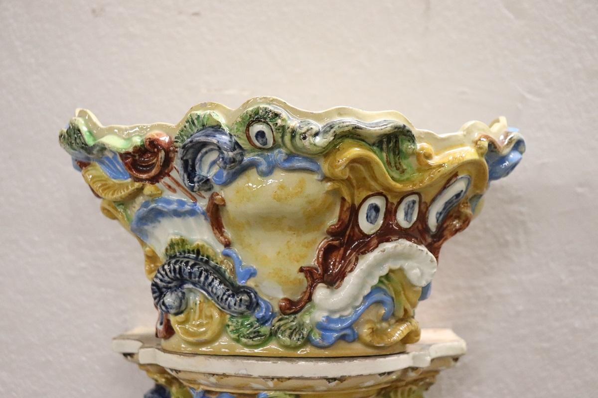 Zweireihige süditalienische antike Majolika-Regale aus dem späten 19. Jahrhundert mit Vase (Italienisch) im Angebot