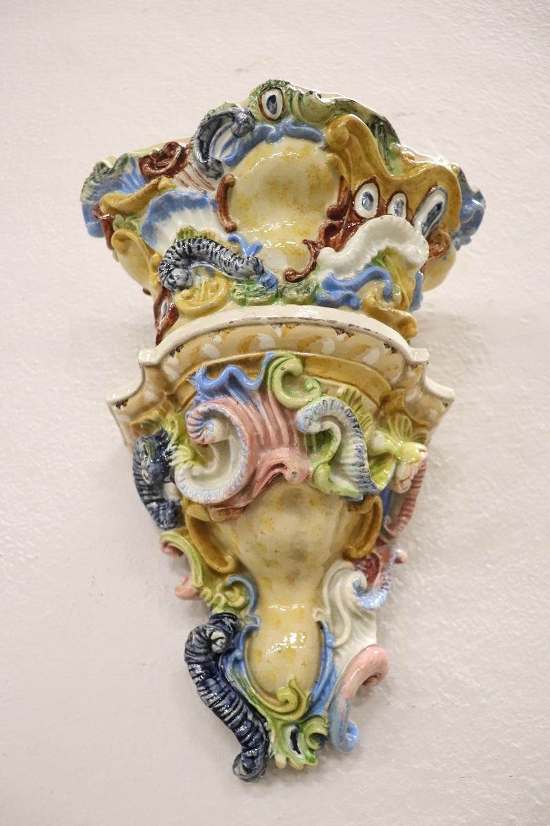 Zweireihige süditalienische antike Majolika-Regale aus dem späten 19. Jahrhundert mit Vase (Gemalt) im Angebot
