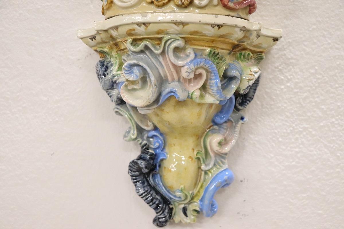 Zweireihige süditalienische antike Majolika-Regale aus dem späten 19. Jahrhundert mit Vase im Angebot 1