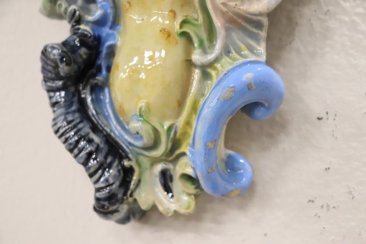 Fine XIX secolo Fine Ottocento South Antiques Maiolica Antica Due mensole con vaso in vendita