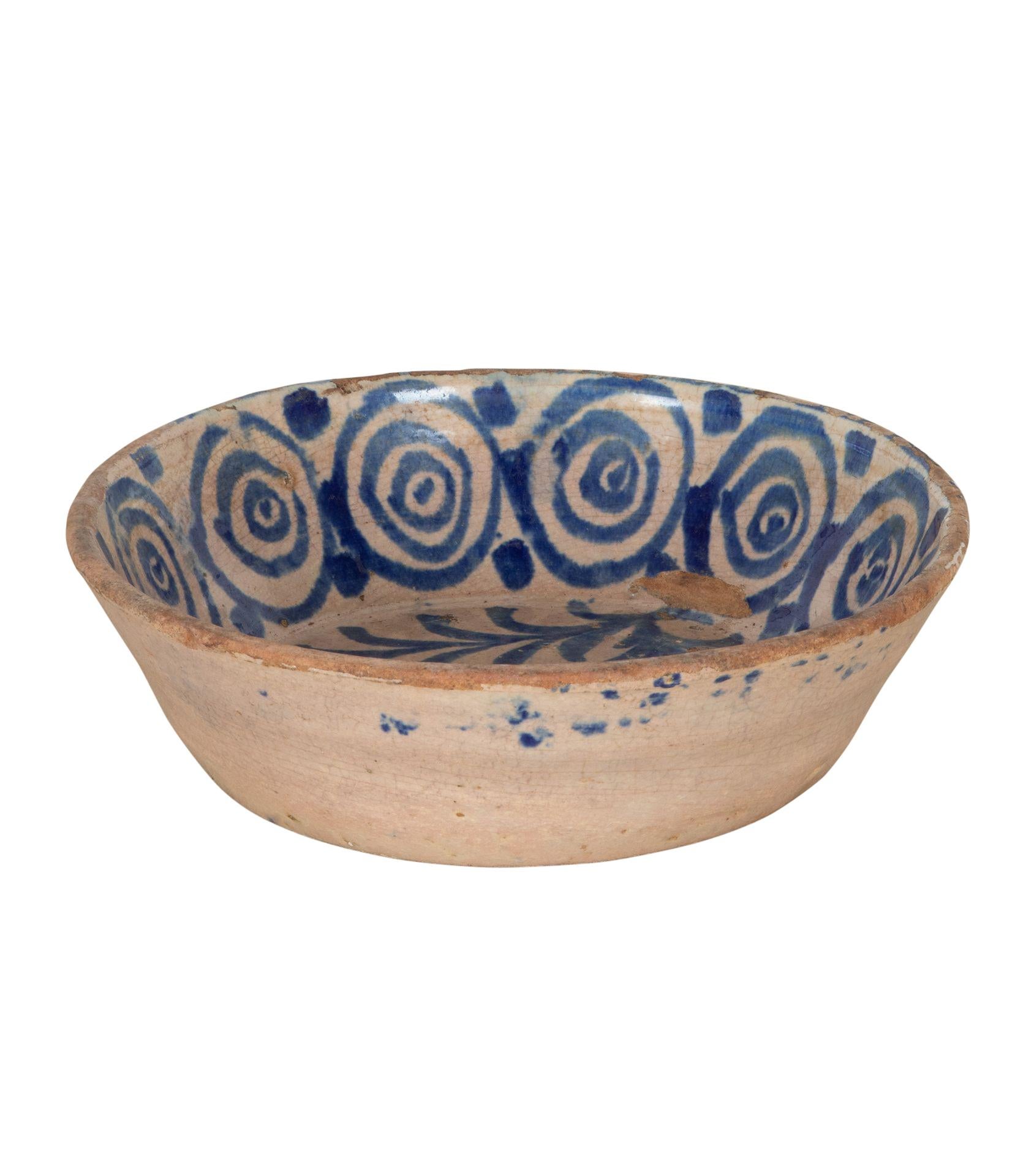 Cuenco de cerámica española azul y blanca Fajalauza de Granada de finales del siglo XIX.
Alrededor de 1880.