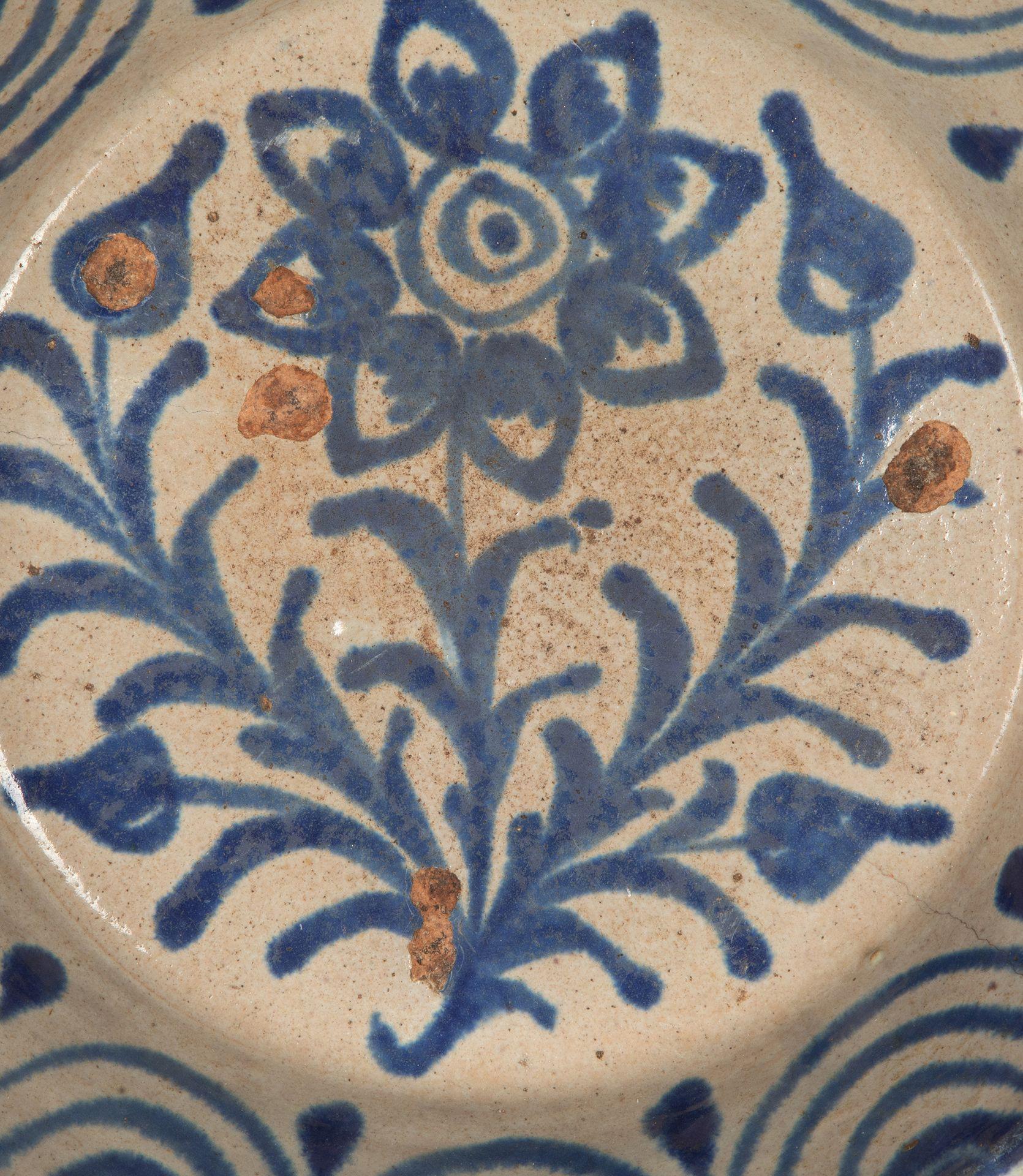 Bol en poterie espagnole bleu et blanc Fajalauza de Grenade de la fin du XIXe siècle.
Circa 1880.