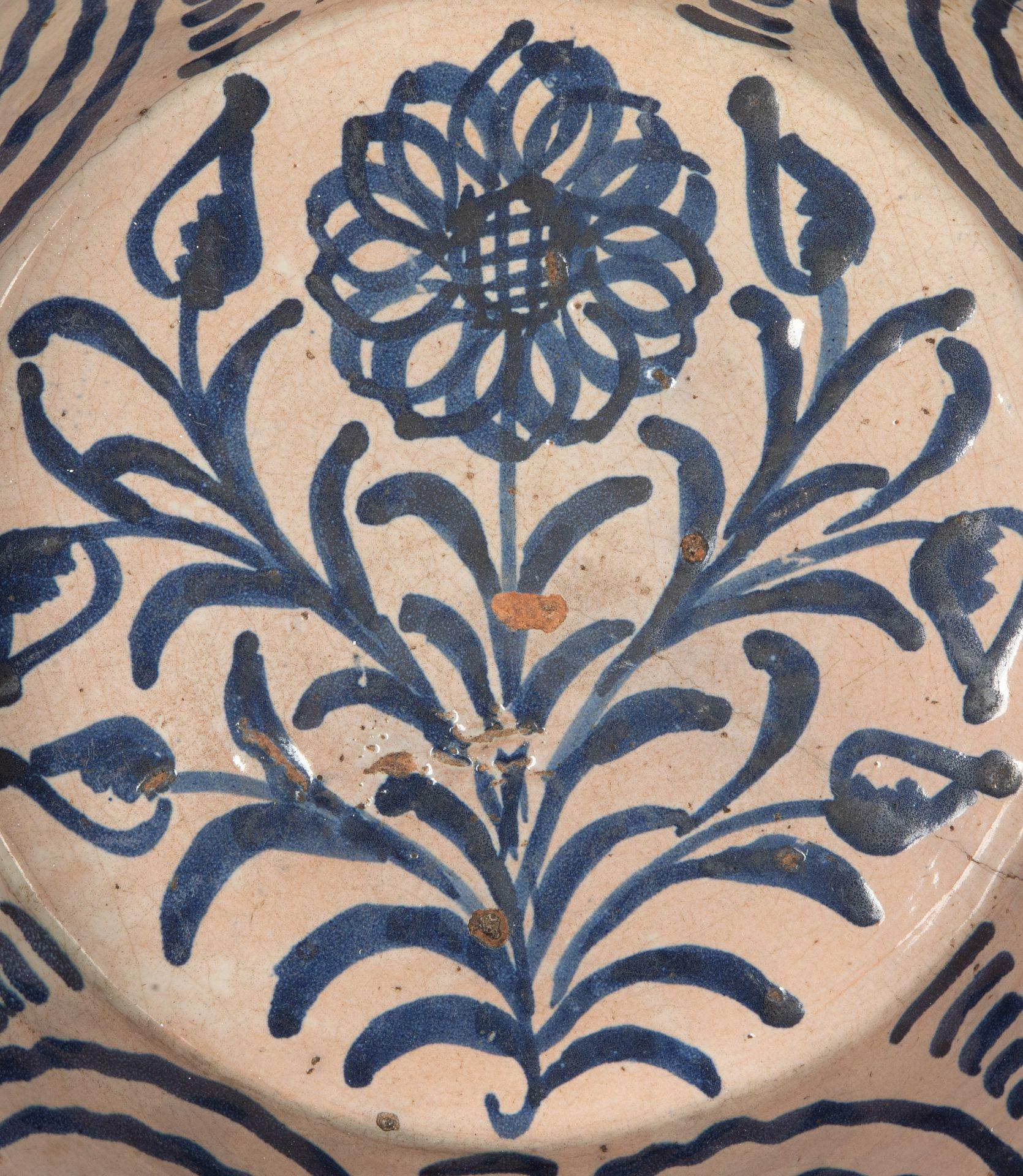 Bol en poterie espagnole bleu et blanc Fajalauza de Grenade de la fin du XIXe siècle.
Circa 1880.
