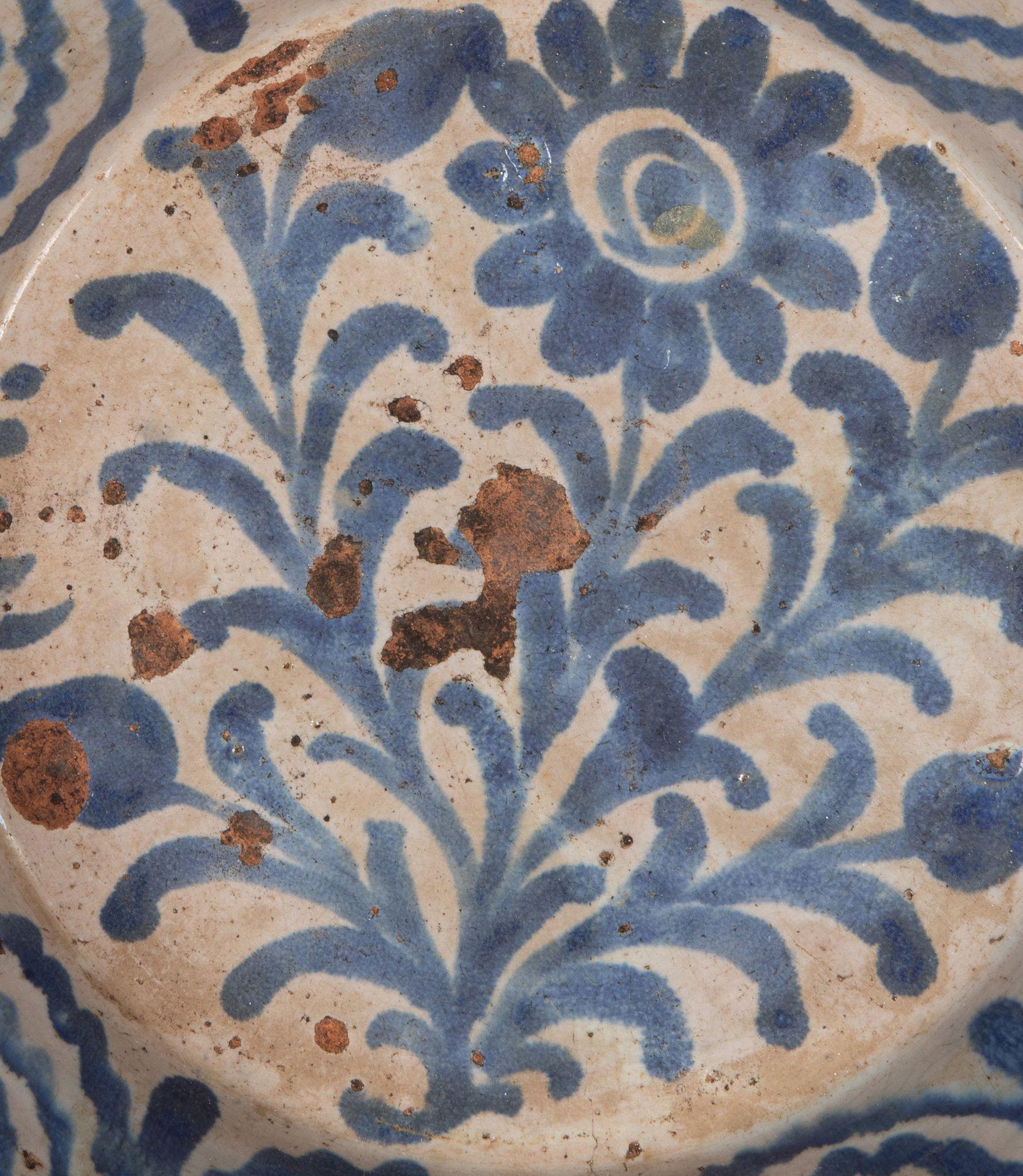 Spanische blau-weiße Fajalauza-Keramikschüssel aus Granada, Ende des 19. Jahrhunderts.
Um 1880.