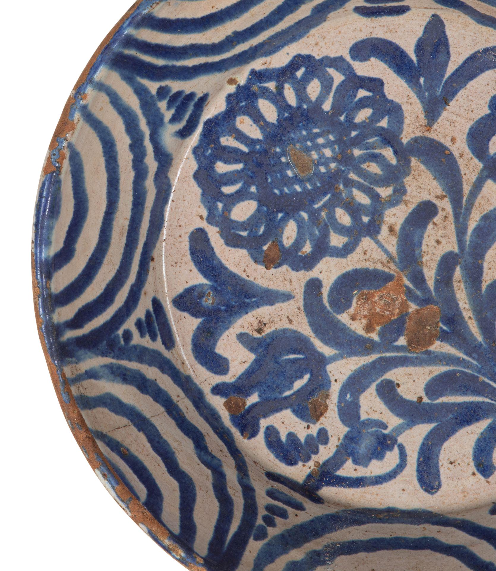 Bol en poterie espagnole bleu et blanc Fajalauza de Grenade de la fin du XIXe siècle.
Circa 1880.