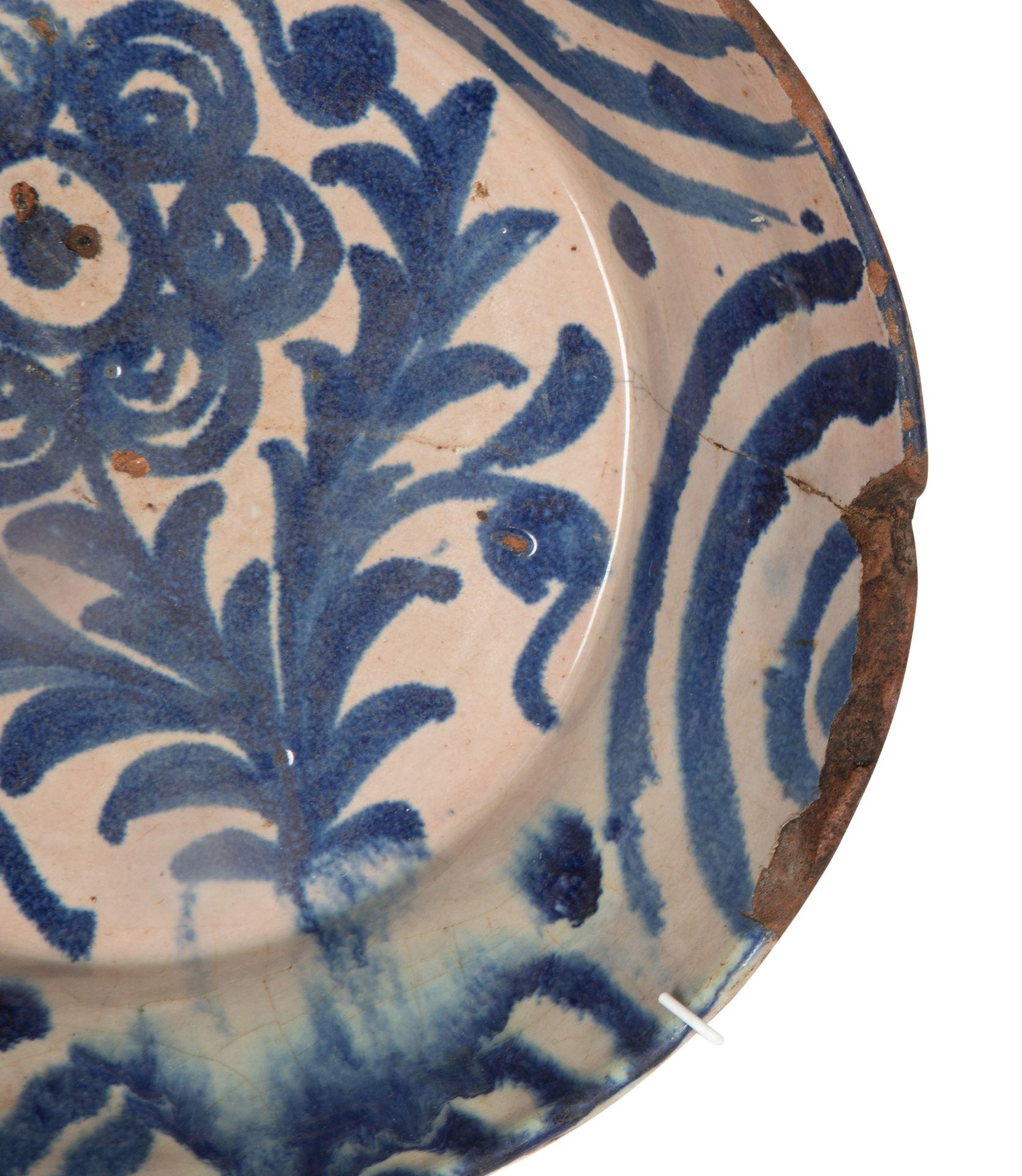 Spanische Fajalauza-Schale in Blau und Weiß aus dem späten 19. (Terrakotta) im Angebot