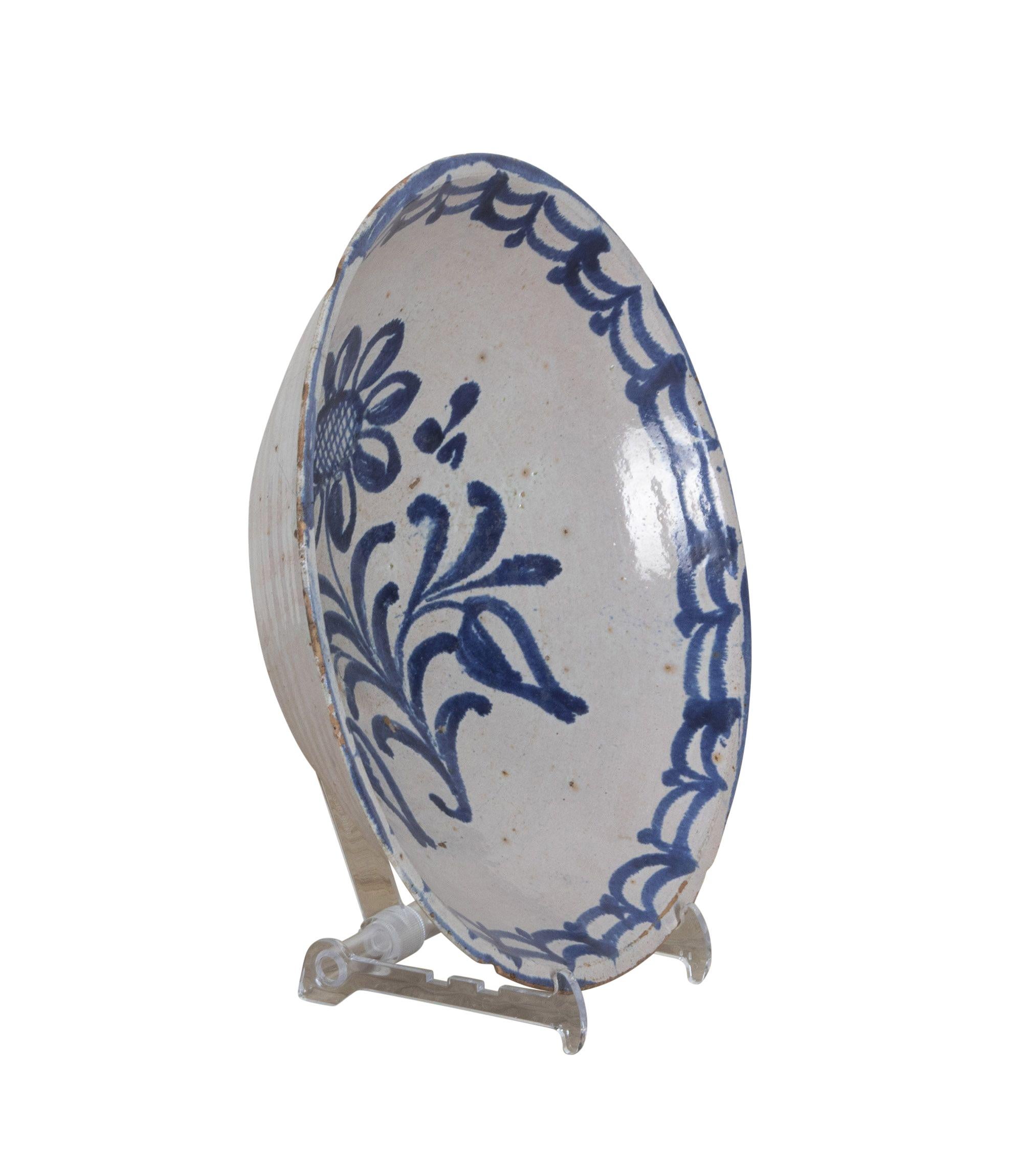 Bol en poterie espagnole bleu et blanc Fajalauza de Grenade de la fin du XIXe siècle. Circa 1880.
