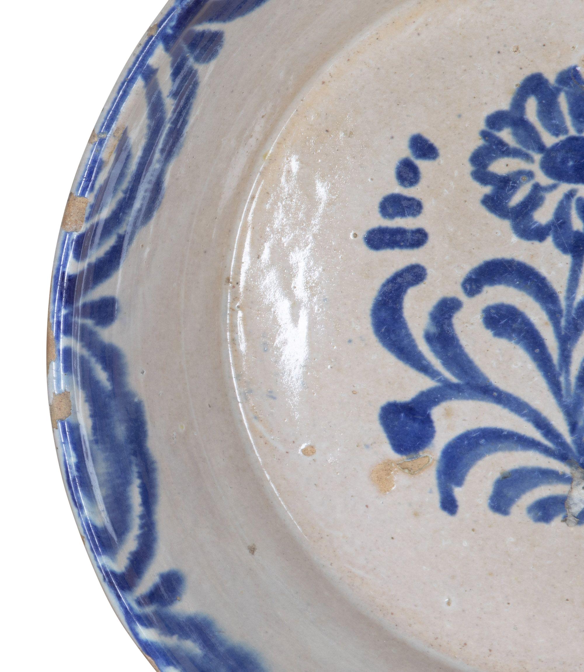 Bol en poterie espagnole bleu et blanc Fajalauza de Grenade de la fin du XIXe siècle. 

Circa 1880.