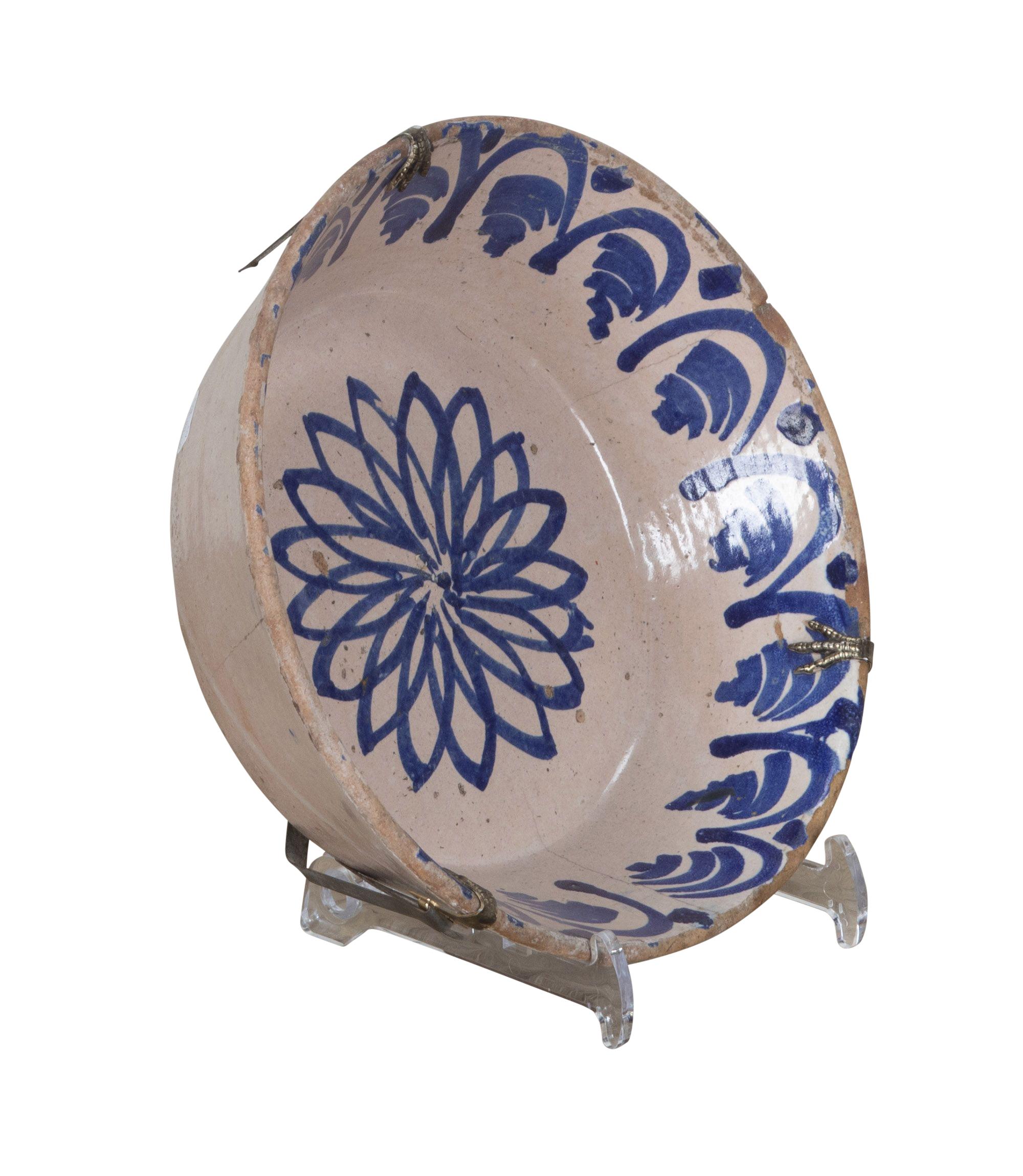 Spagnolo Ciotola in ceramica Fajalauza bianca e blu della fine del XIX secolo in vendita