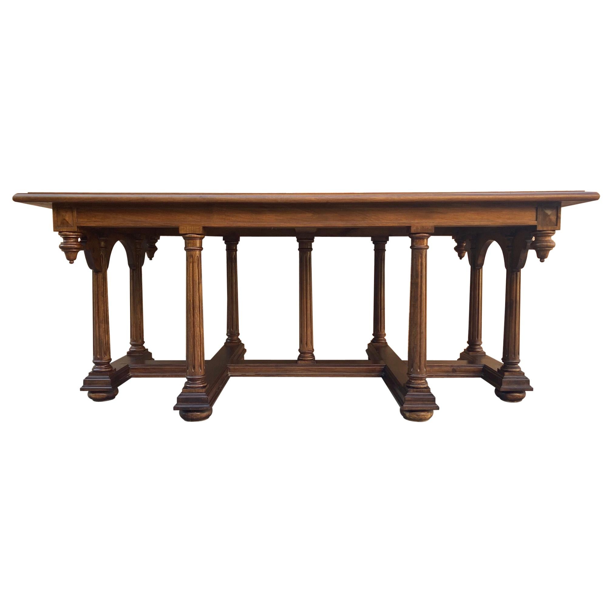 Table basse espagnole sculptée de la fin du XIXe siècle avec brancards en bois