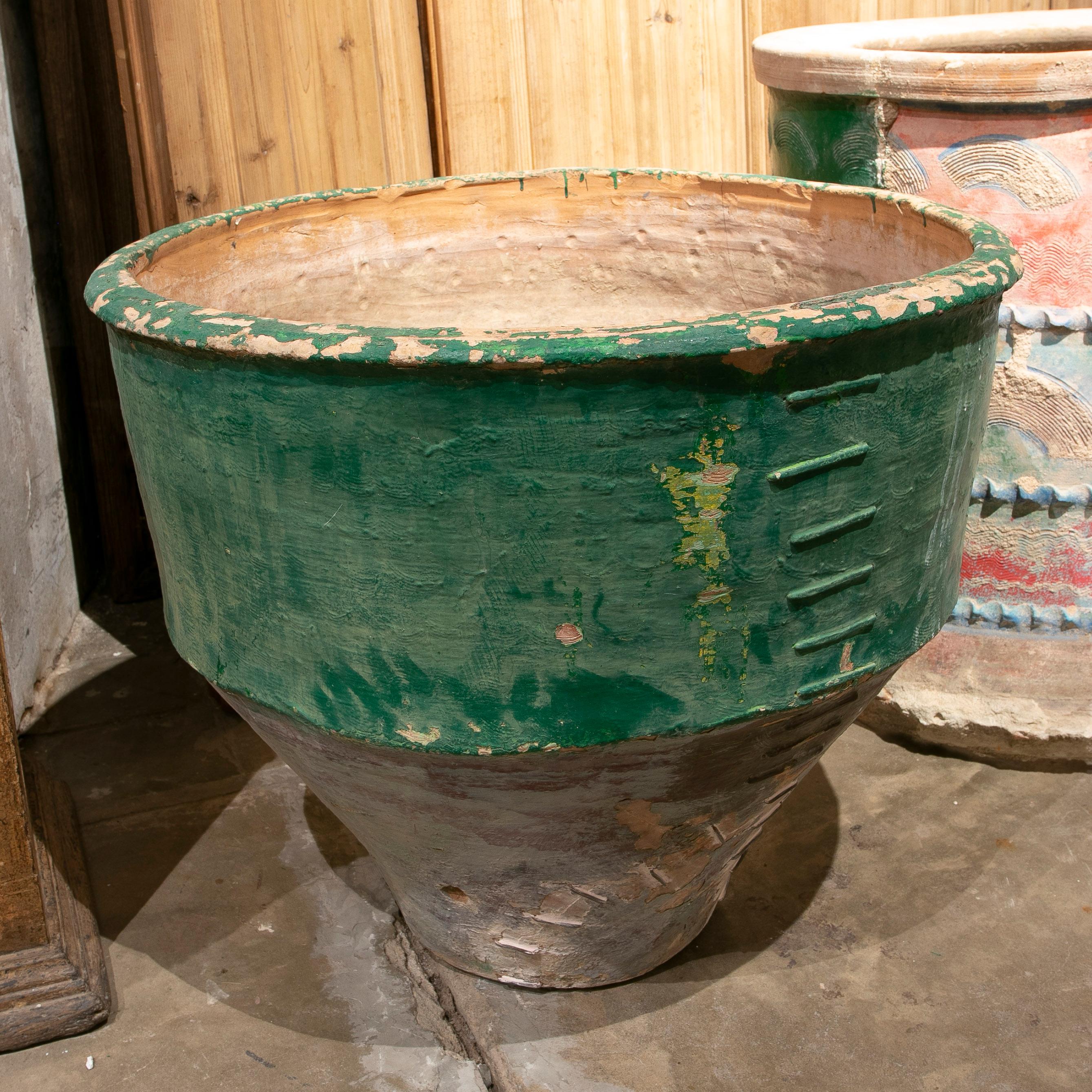 Late-19th Century Spanish Green Terracotta Vase Urn Restored w/ Staples In Good Condition In Marbella, ES