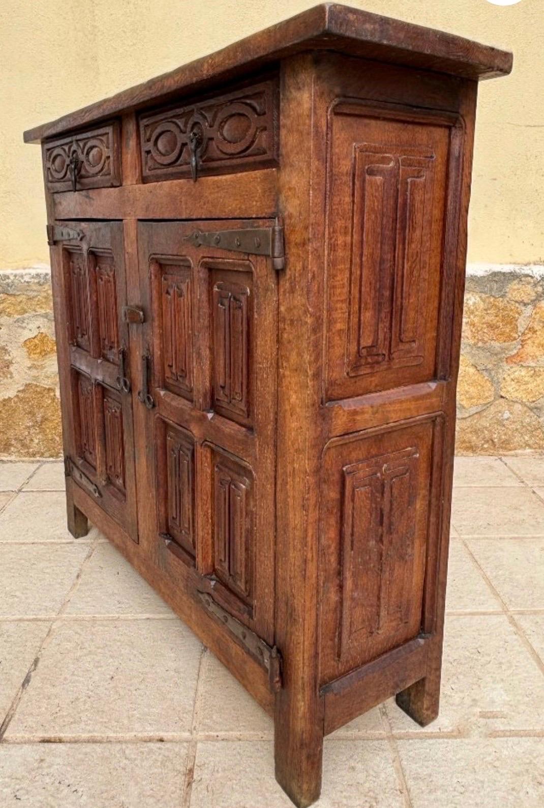 Rustico Armadio rustico spagnolo di Oak Oak della fine del XIX secolo con pannelli intagliati a mano in vendita