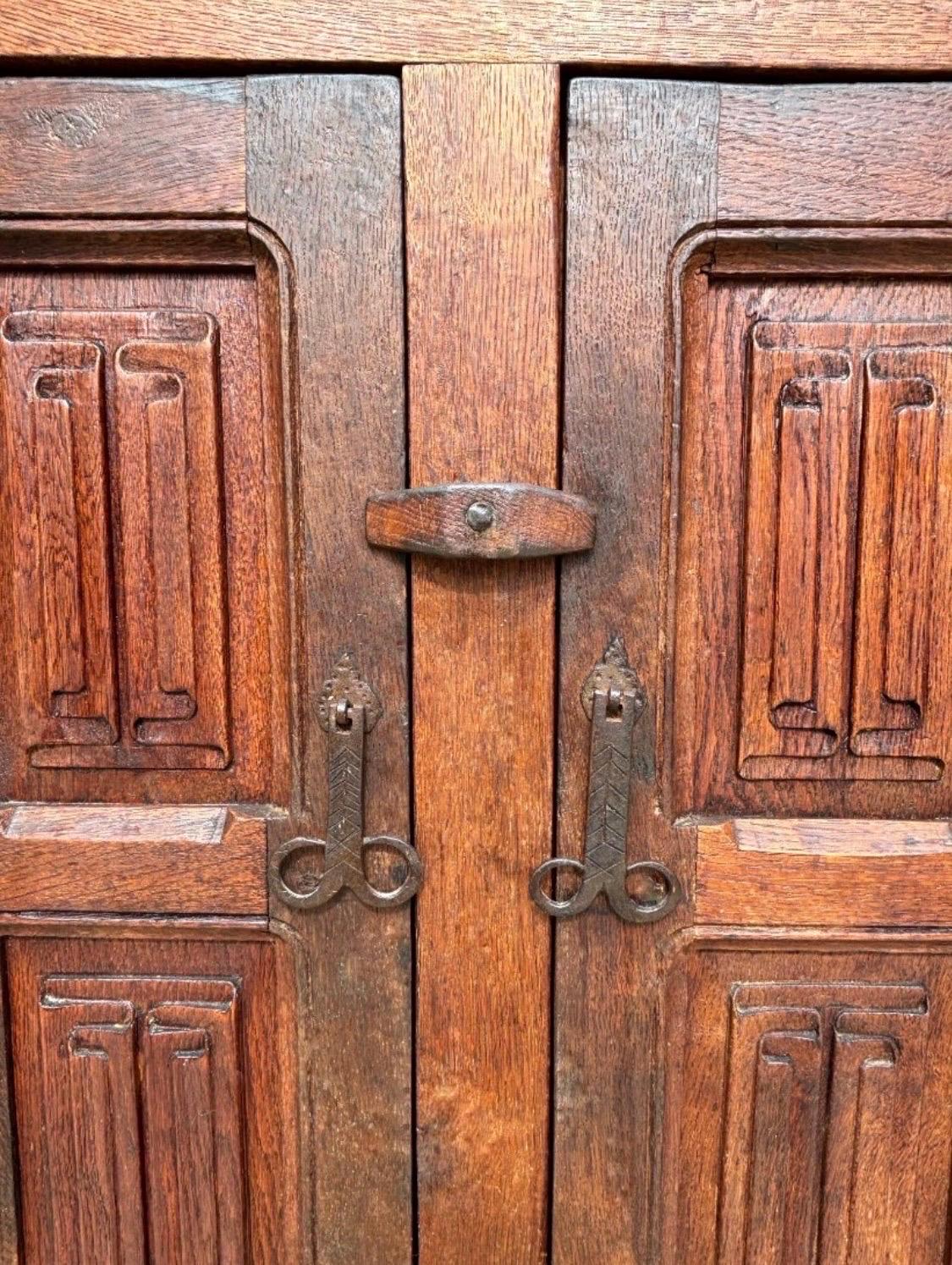 Spagnolo Armadio rustico spagnolo di Oak Oak della fine del XIX secolo con pannelli intagliati a mano in vendita