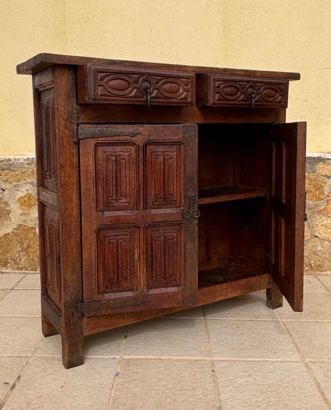 Intagliato a mano Armadio rustico spagnolo di Oak Oak della fine del XIX secolo con pannelli intagliati a mano in vendita