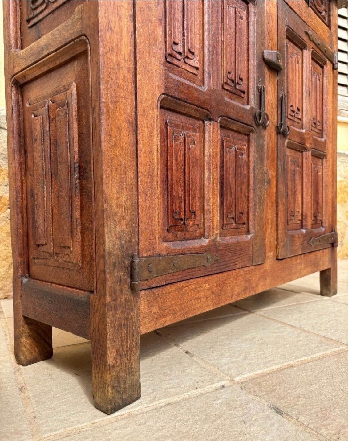 Armadio rustico spagnolo di Oak Oak della fine del XIX secolo con pannelli intagliati a mano In condizioni buone in vendita a BÉTERA, ES