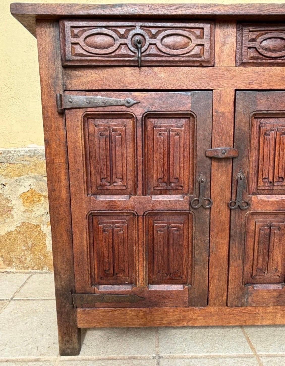 Fine XIX secolo Armadio rustico spagnolo di Oak Oak della fine del XIX secolo con pannelli intagliati a mano in vendita