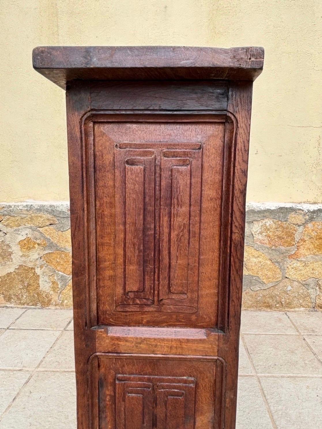 Ferro battuto Armadio rustico spagnolo di Oak Oak della fine del XIX secolo con pannelli intagliati a mano in vendita