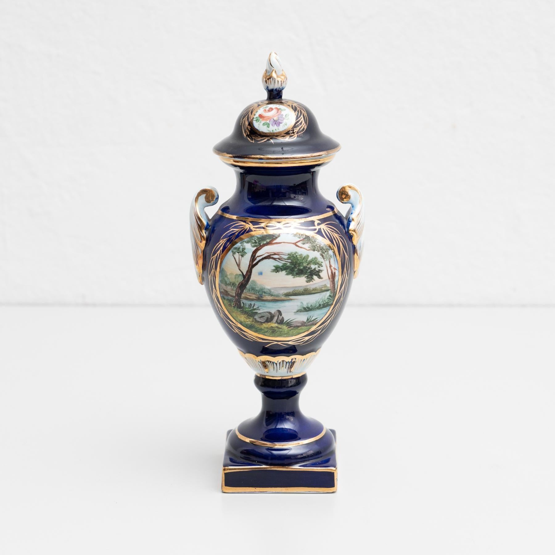 Vaso in porcellana Isabelline dipinto a mano in stile Serves. Decorato in modo splendido con una bella scena sul lato anteriore. Il vaso è dotato di un coperchio che può essere sollevato.    Realizzato da un produttore sconosciuto in Francia,