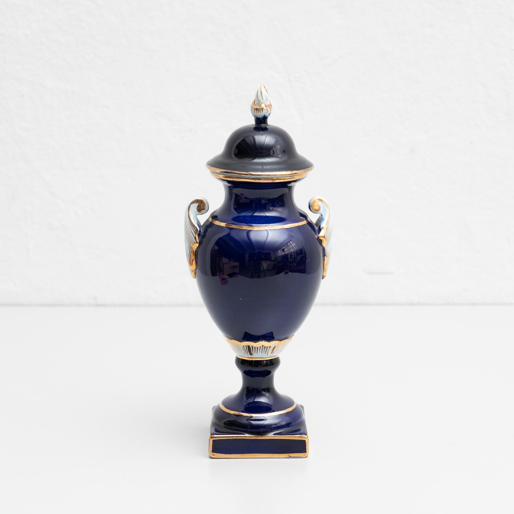 Late 19th Century Spanish Serves Style Lidded Vase In Good Condition For Sale In Barcelona, Barcelona