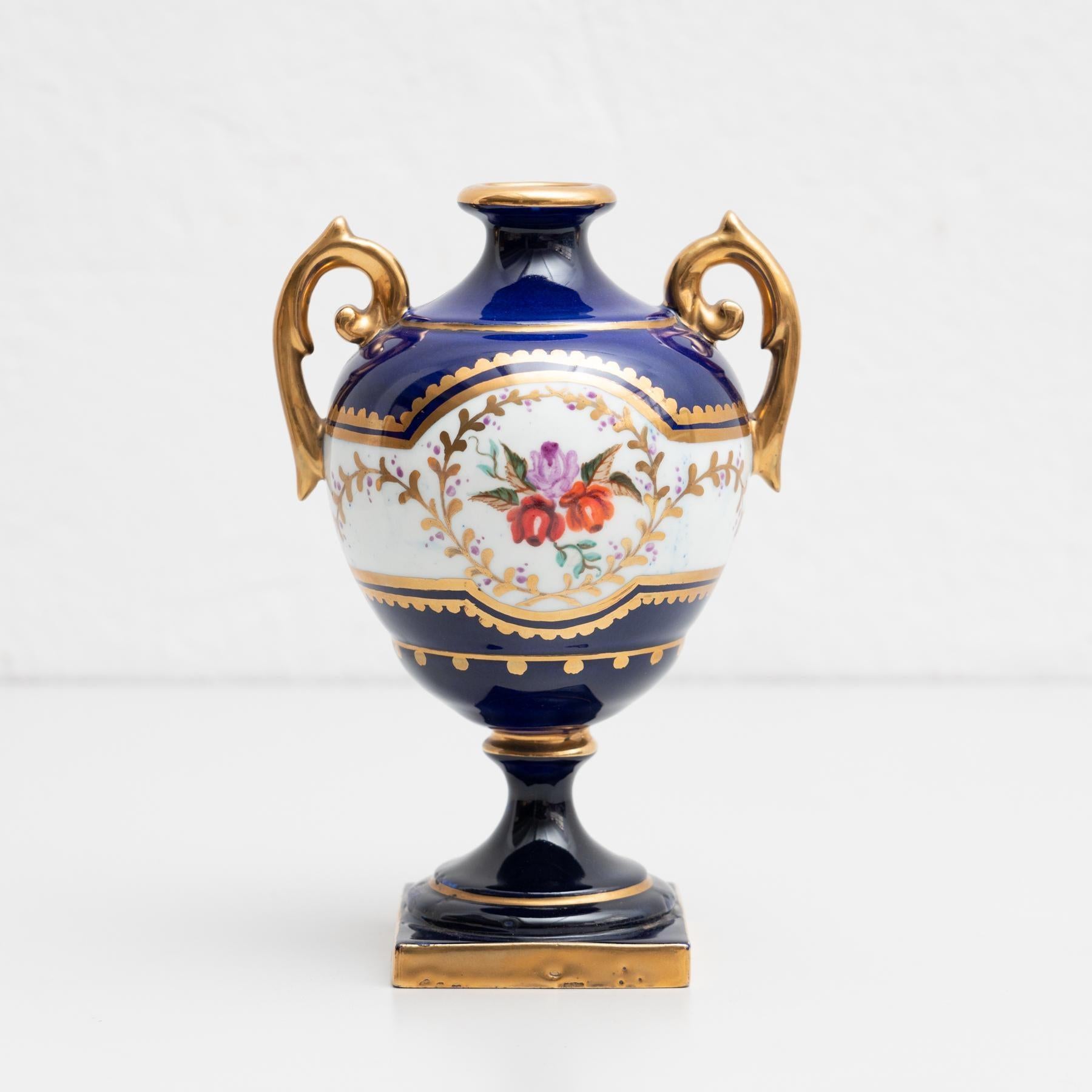 Jarrón Español de Estilo Serventesio de Finales del Siglo XIX en venta 4
