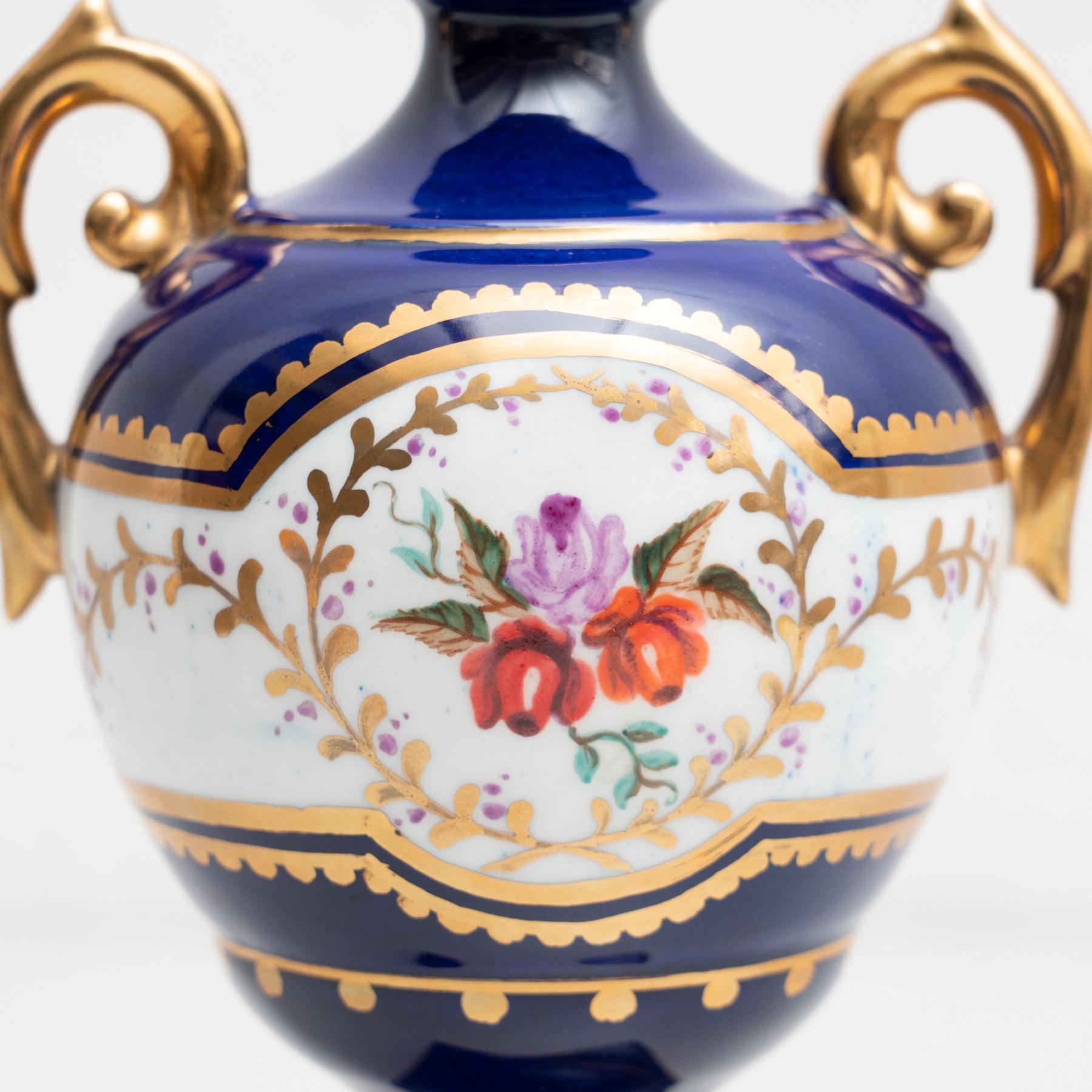 Late 19th Century Spanish Serves Style Vase For Sale 2
