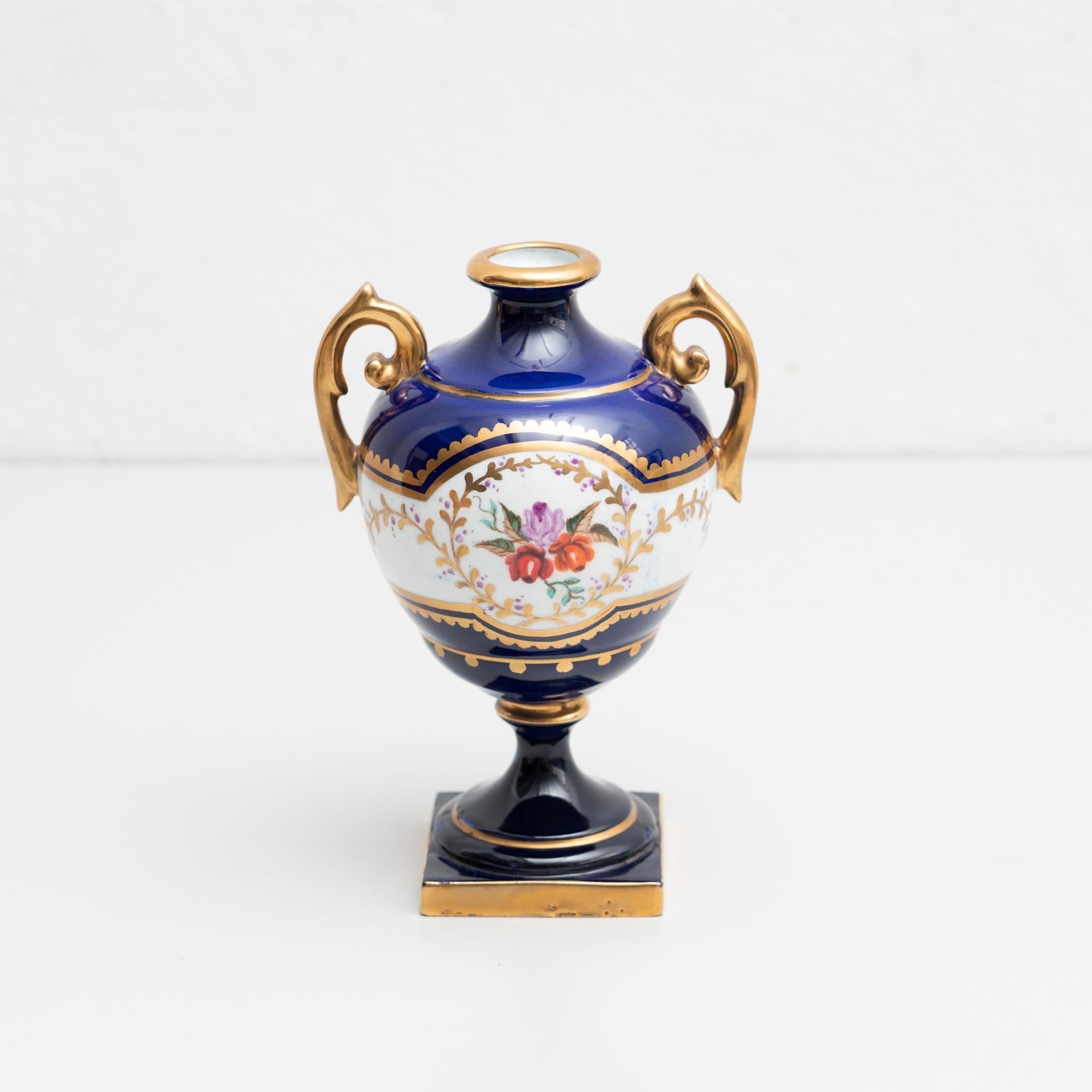 Jarrón de porcelana Isabelline pintado a mano al estilo Serves.     Fabricado por un fabricante desconocido en España, hacia el siglo XIX.    En su estado original, con pequeños desgastes propios de la edad y el uso, conserva una hermosa pátina.   