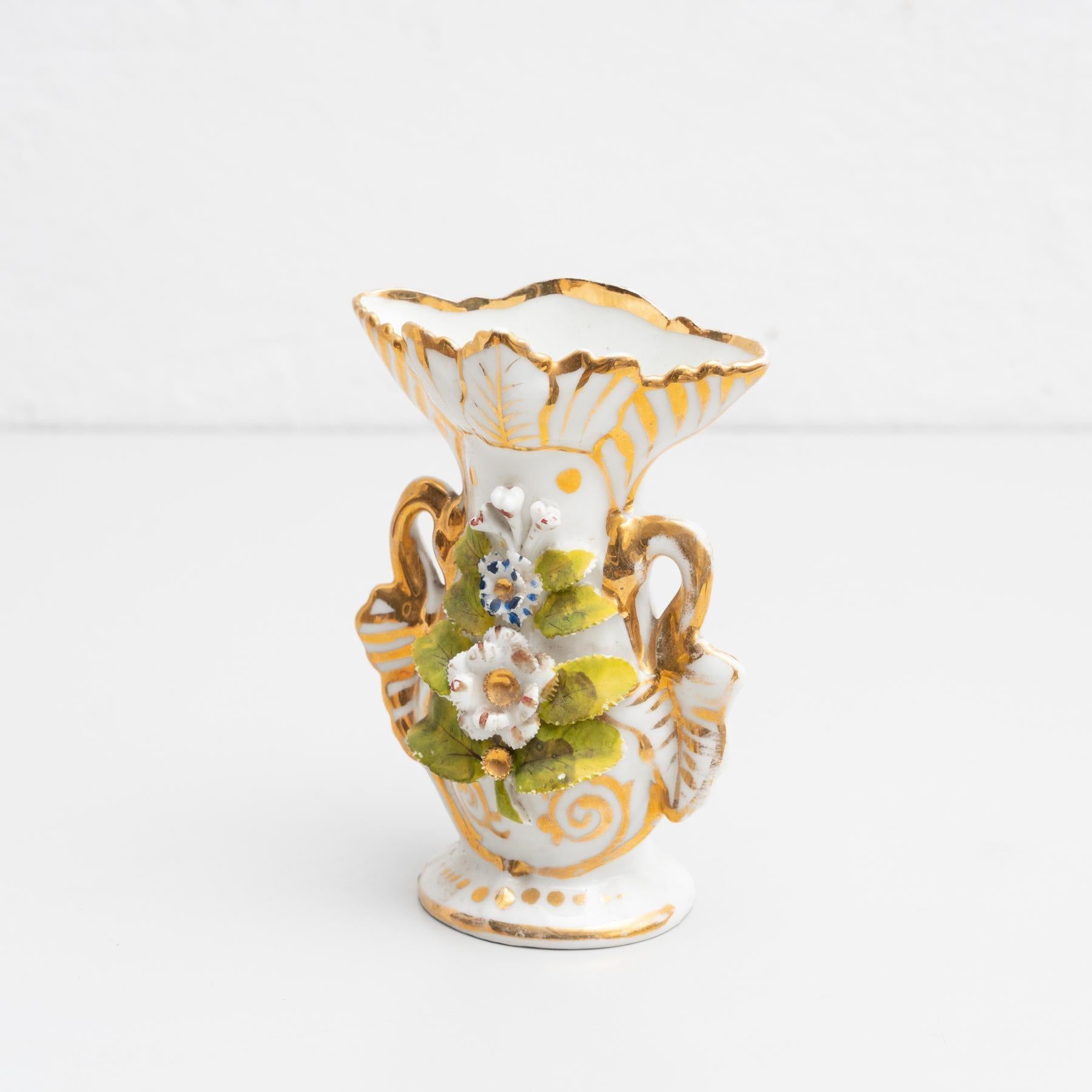 Vaso in porcellana Isabelline dipinto a mano in stile Serves.     Realizzato da un produttore sconosciuto in Spagna, intorno al XIX secolo.    In condizioni originali, con lievi usure dovute all'età e all'uso, che conservano una bella patina.   