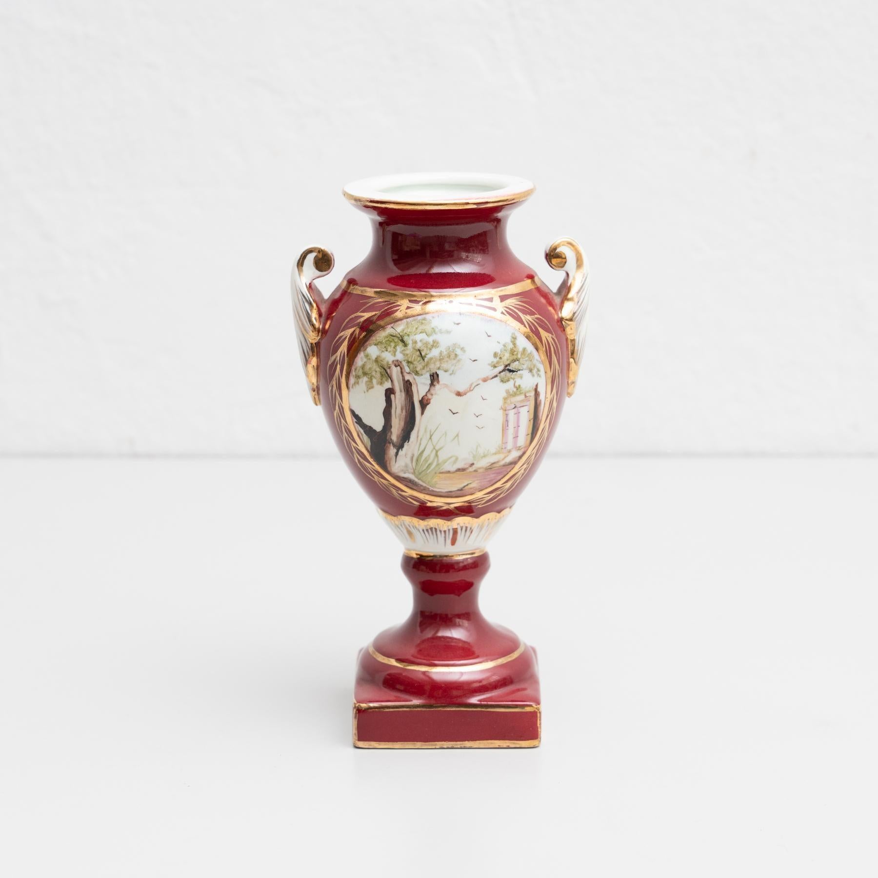 Vaso in porcellana Isabelline dipinto a mano in stile Serves. Decorato in modo splendido con una bella scena sul lato anteriore.    Realizzato da un produttore sconosciuto in Spagna, intorno al XIX secolo.    In condizioni originali, con lievi usure
