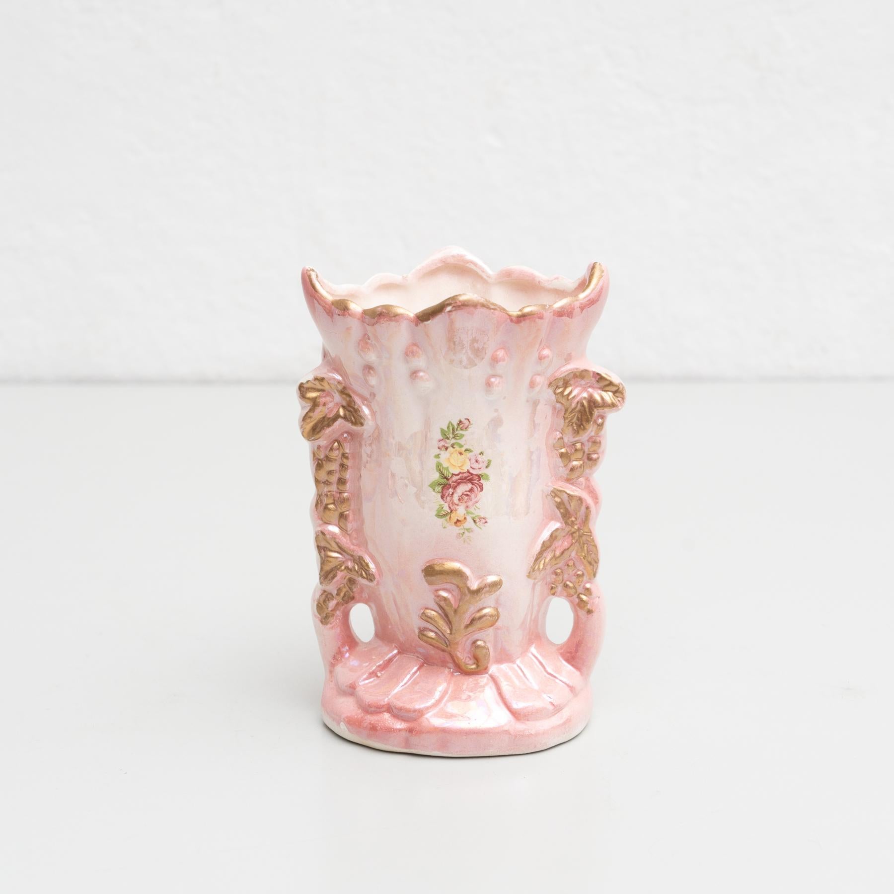 Isabelline hand-painted porcelain vase in the Serves style. 

Made by unknown manufacturer in Spain, circa 19th Century.

In original condition, with minor wear consistent with age and use, preserving a beautiful